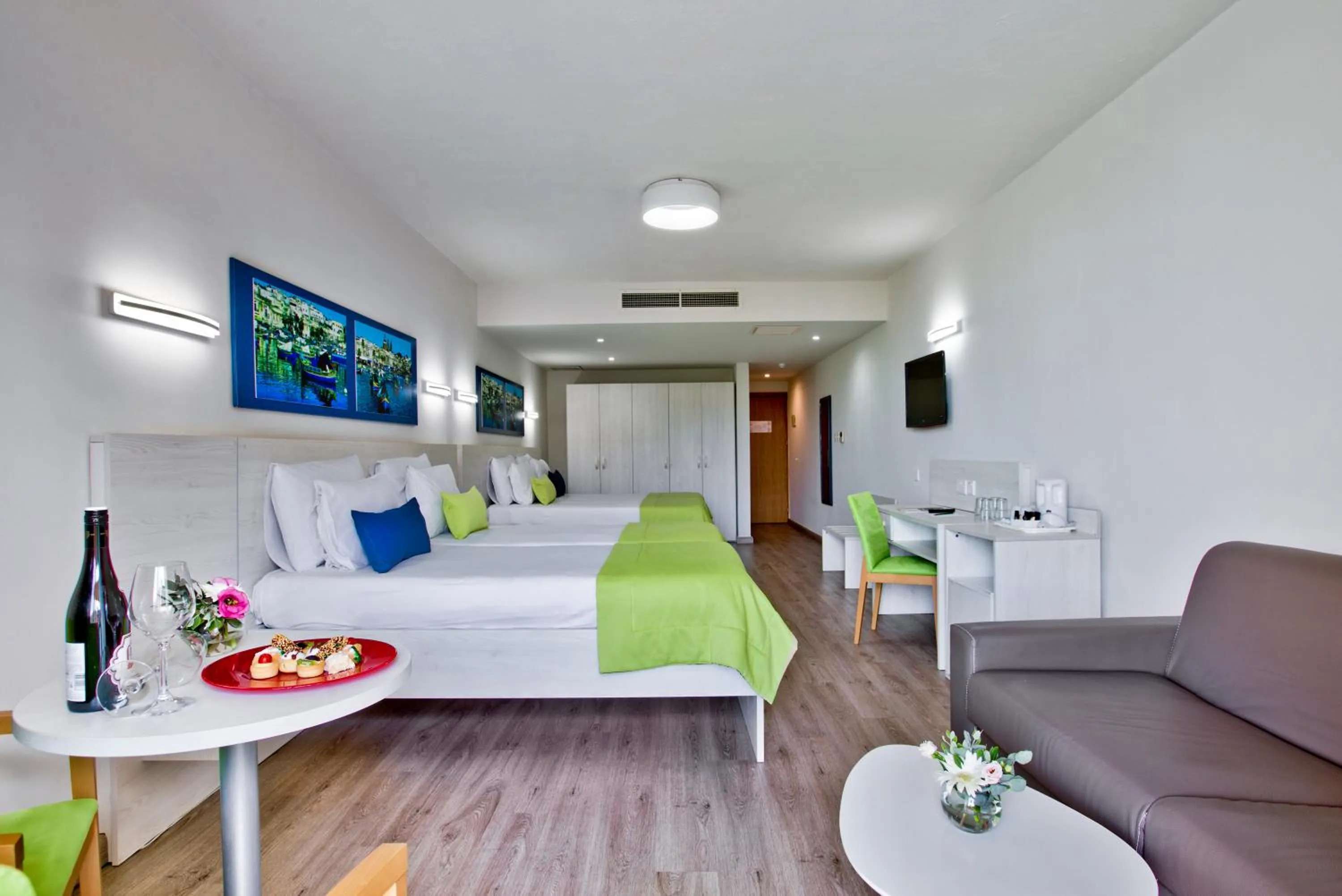 Property building, Bed in Hotel Santana