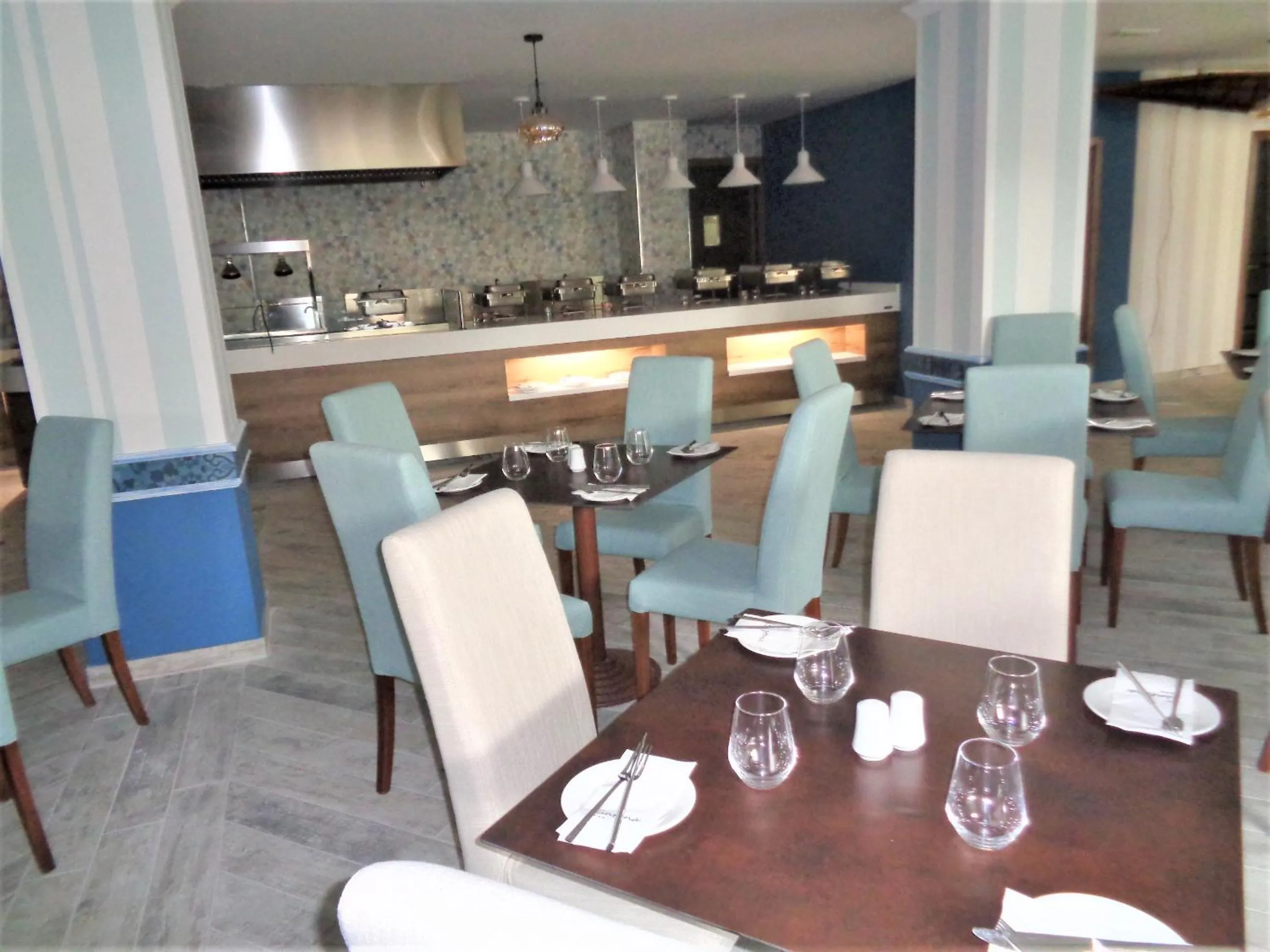 Restaurant/places to eat in Hotel Santana