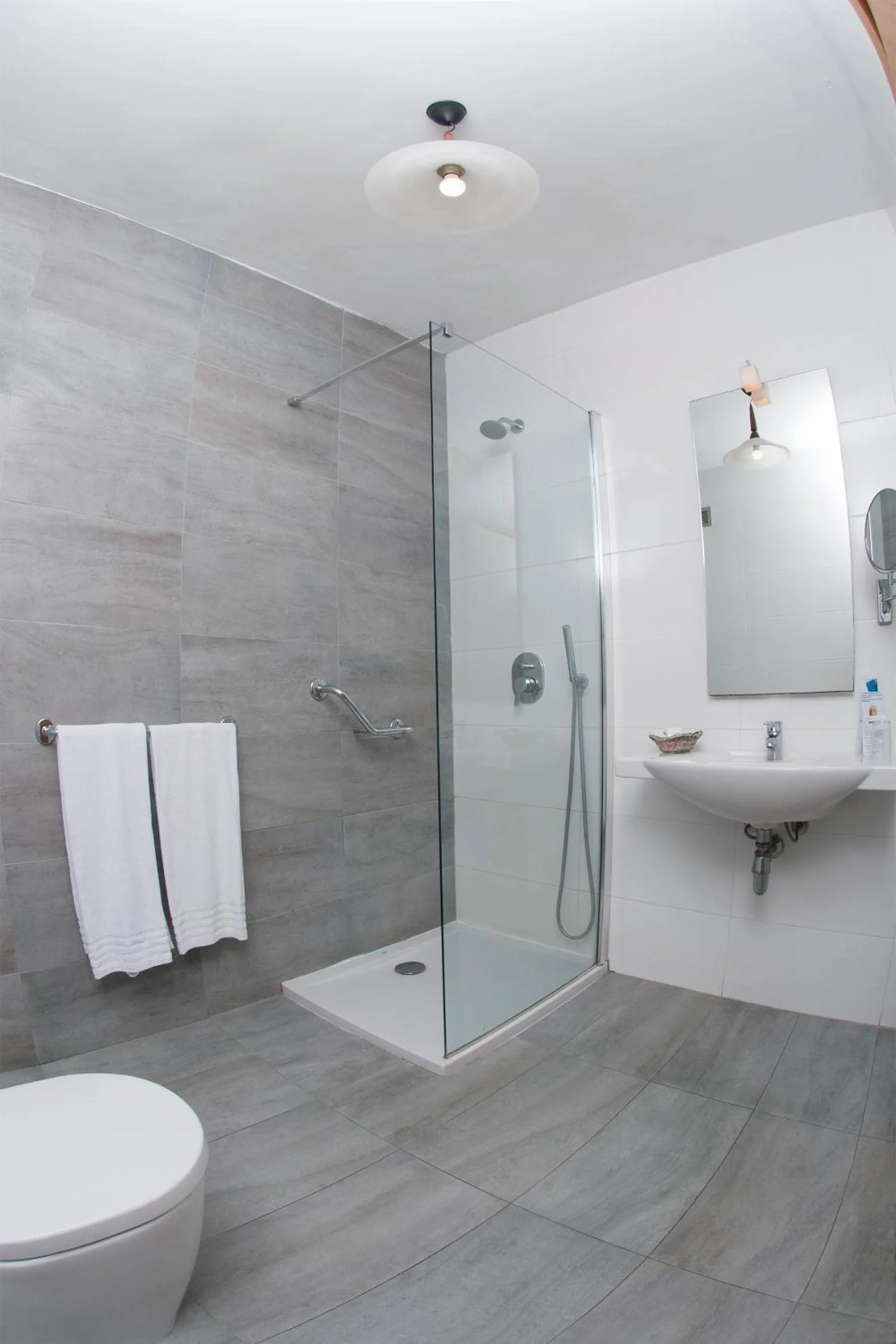 Bathroom in Hotel Santana