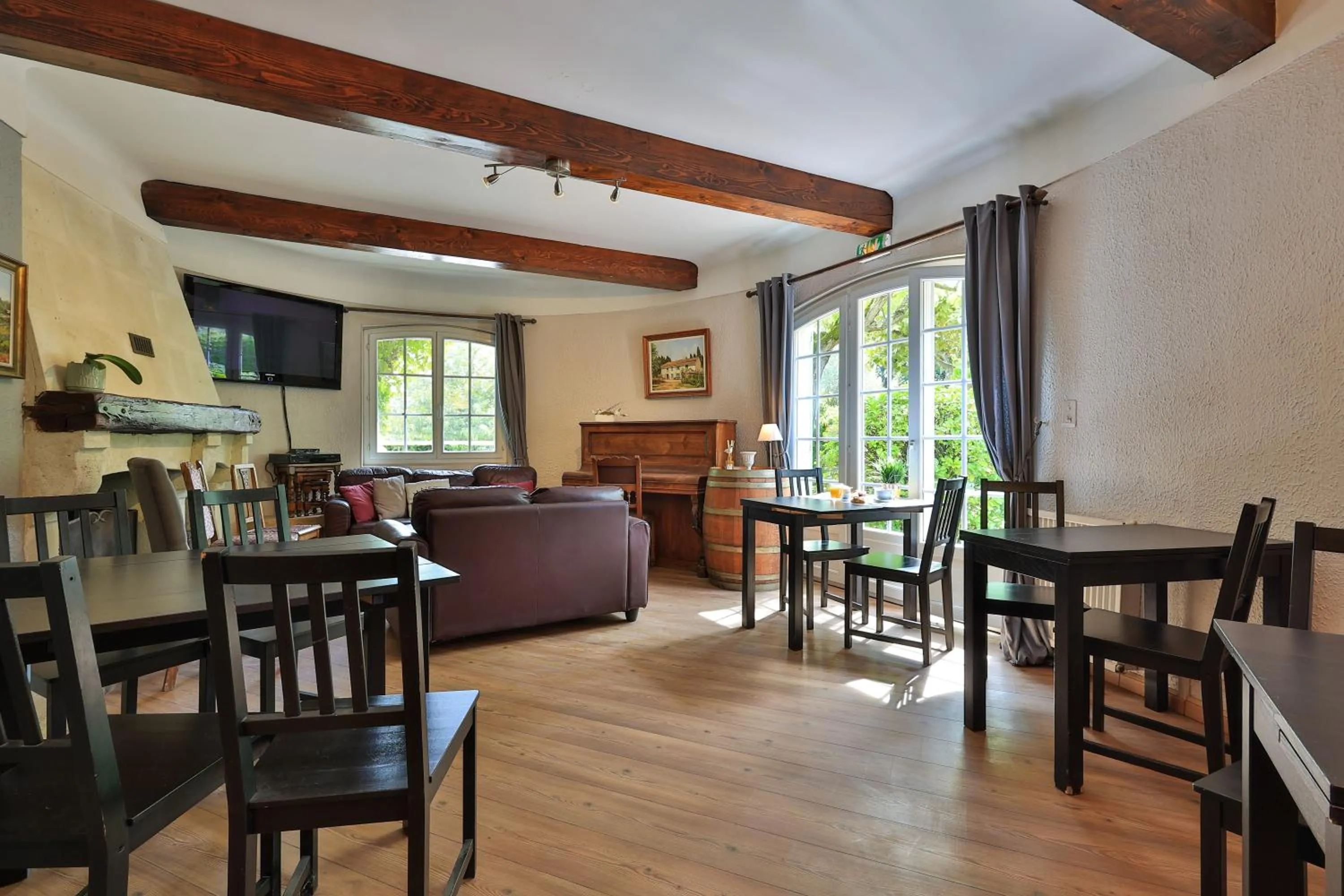 TV and multimedia in Logis Hôtel Castel Mouisson