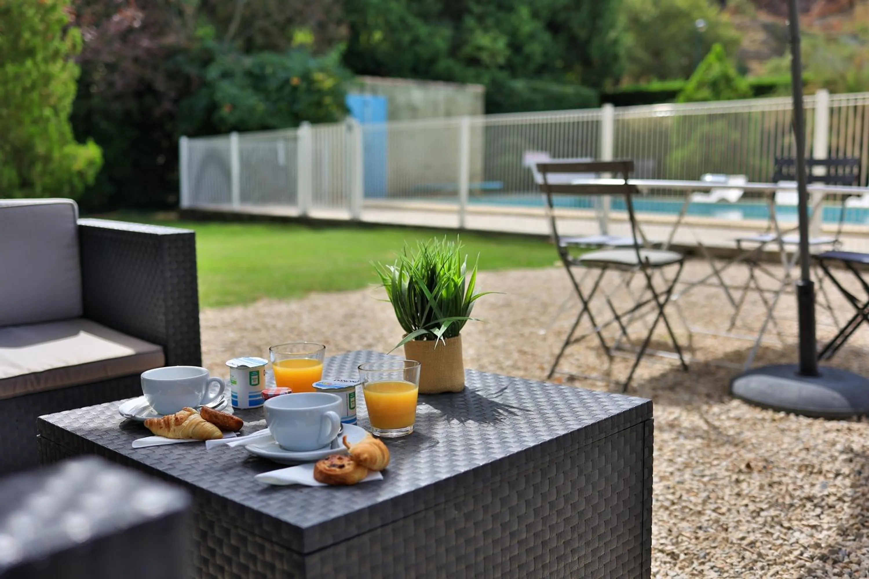 Garden in Logis Hôtel Castel Mouisson
