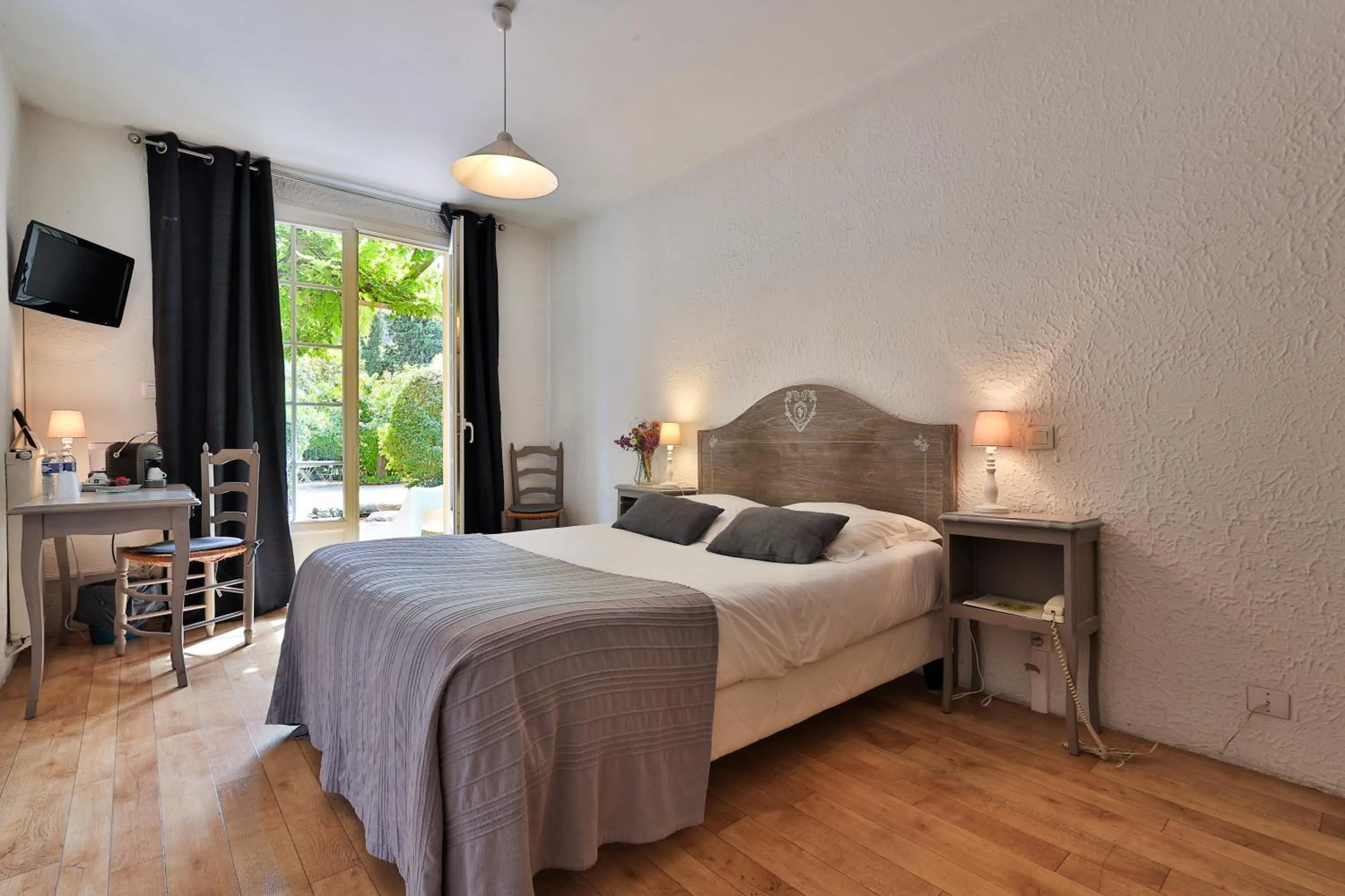 Bed in Logis Hôtel Castel Mouisson