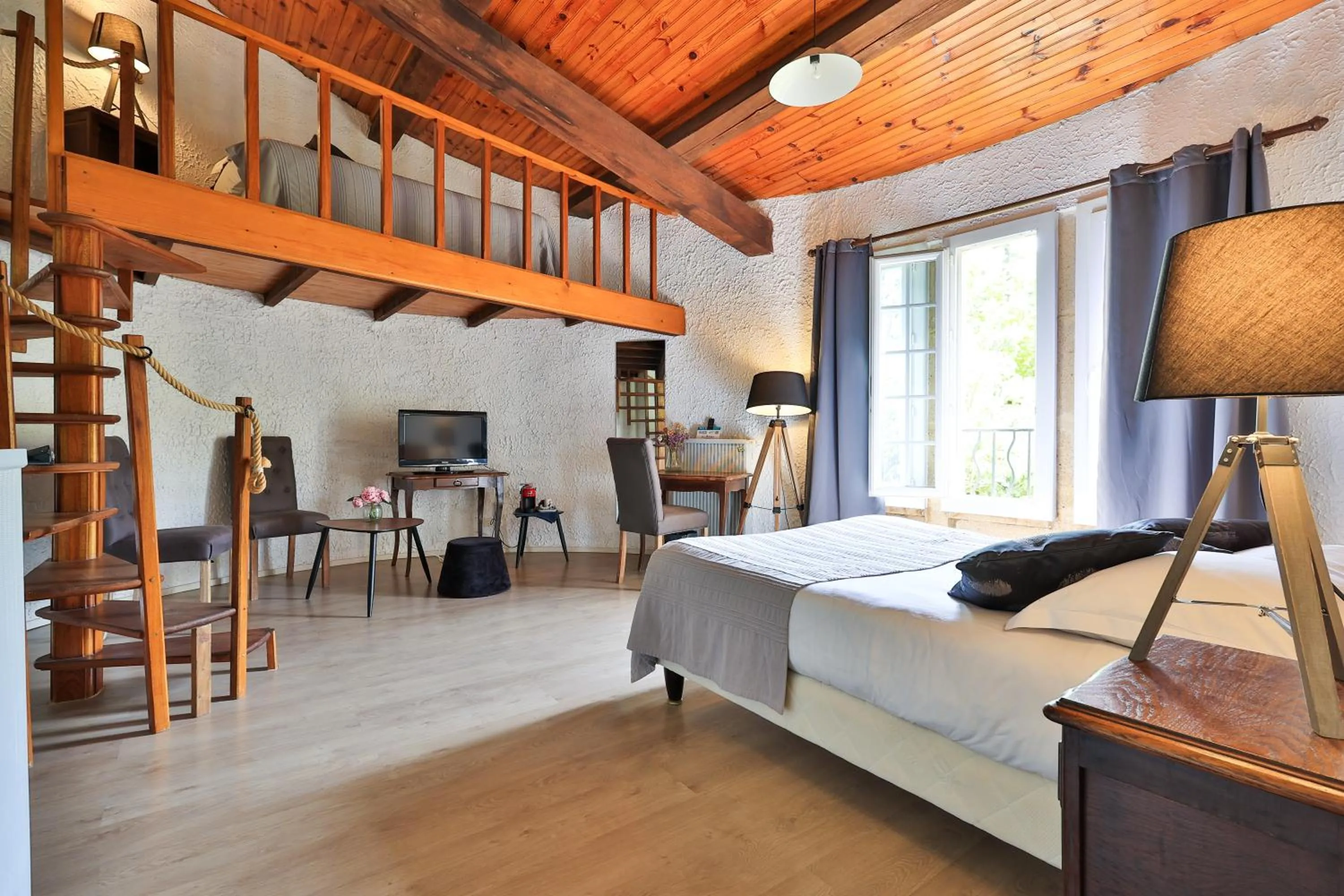 Bed in Logis Hôtel Castel Mouisson