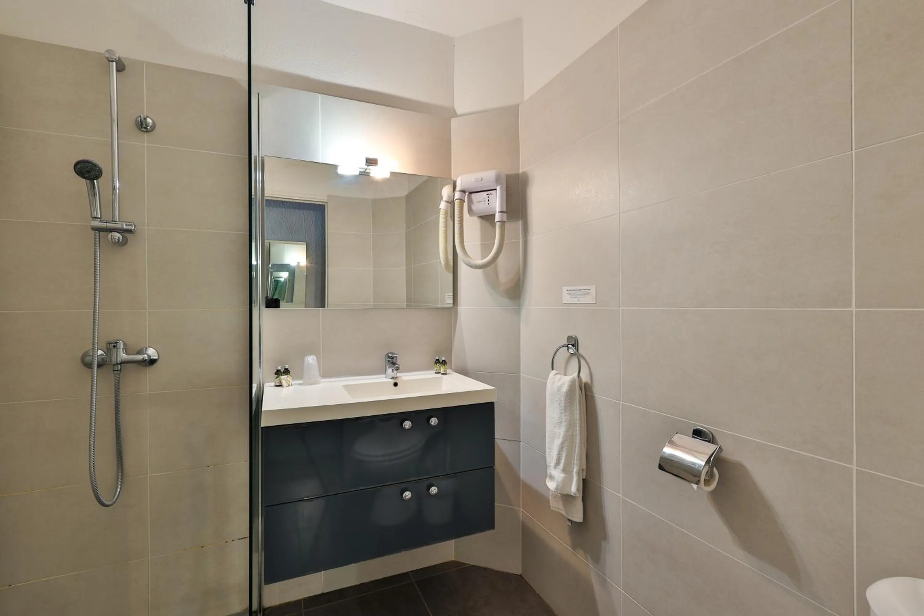 Shower in Logis Hôtel Castel Mouisson