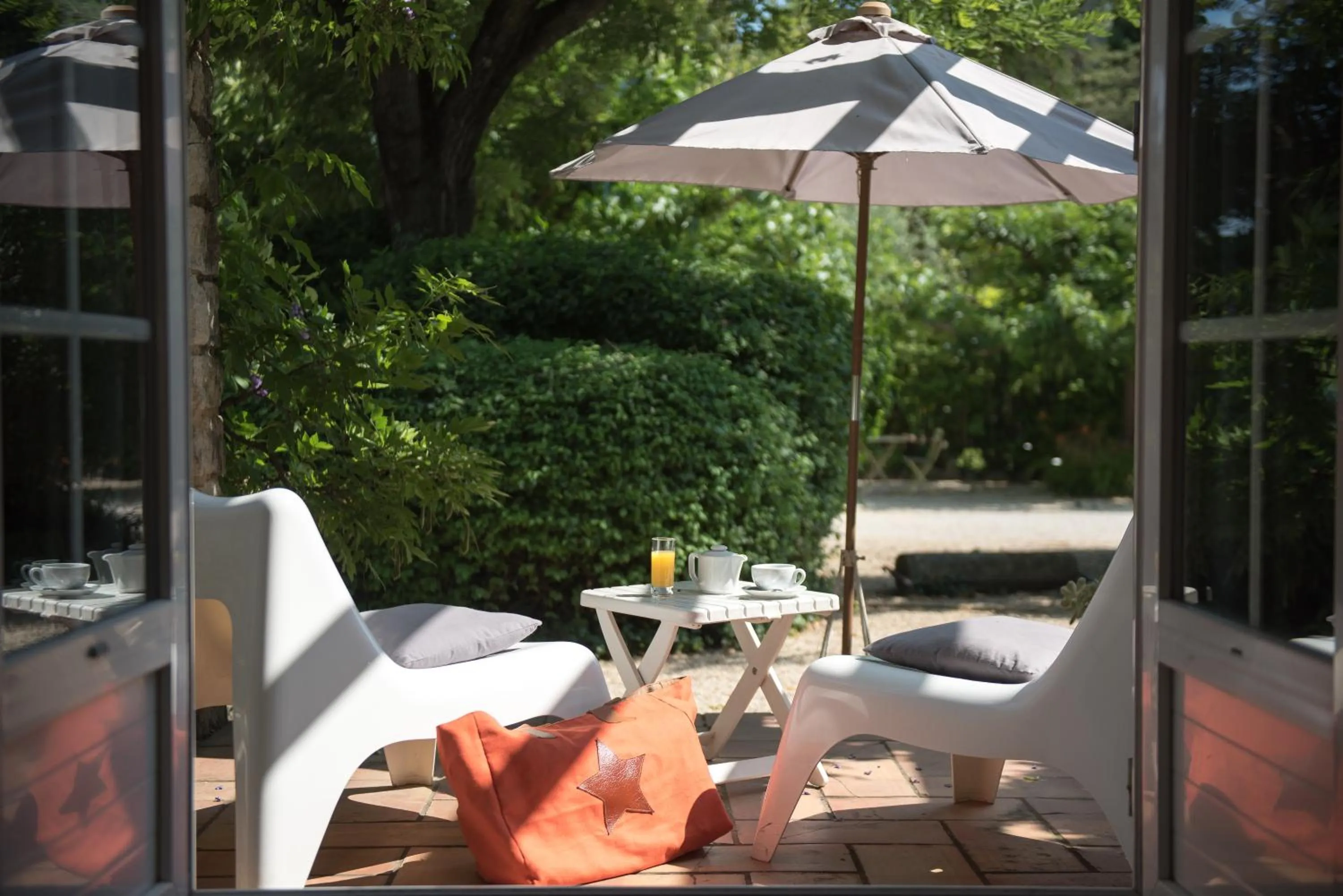 Patio in Logis Hôtel Castel Mouisson