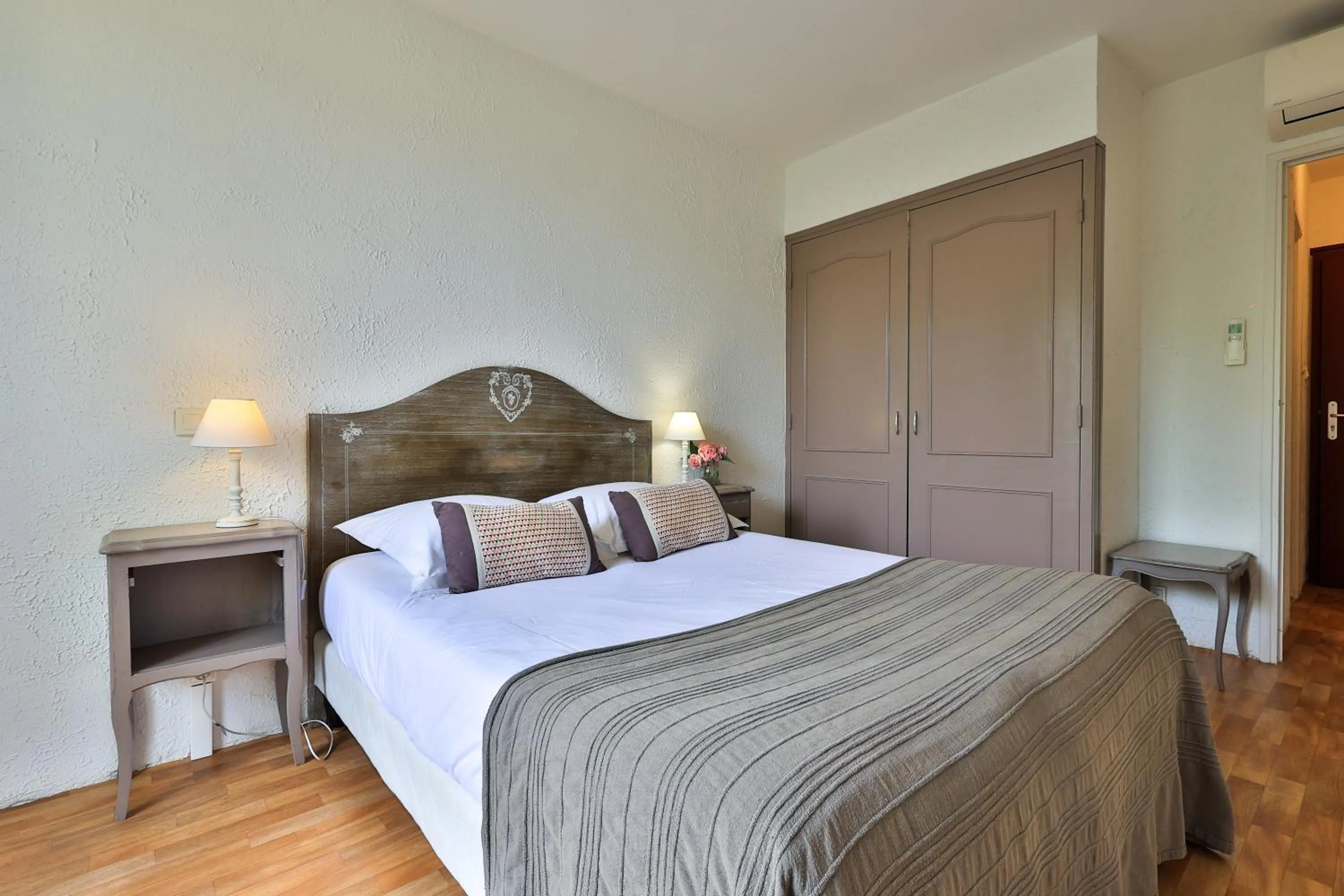 Bed in Logis Hôtel Castel Mouisson