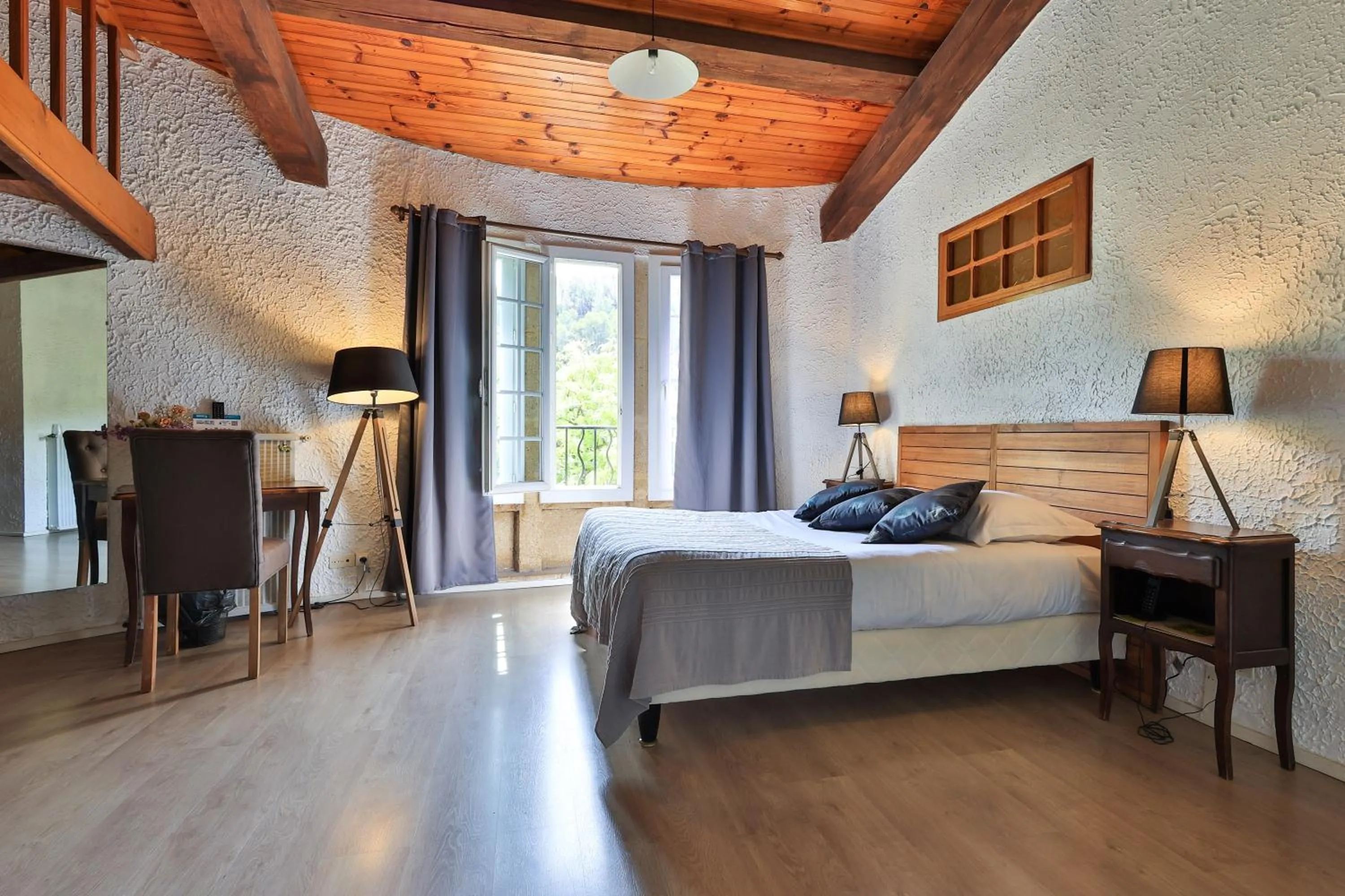 Bed in Logis Hôtel Castel Mouisson