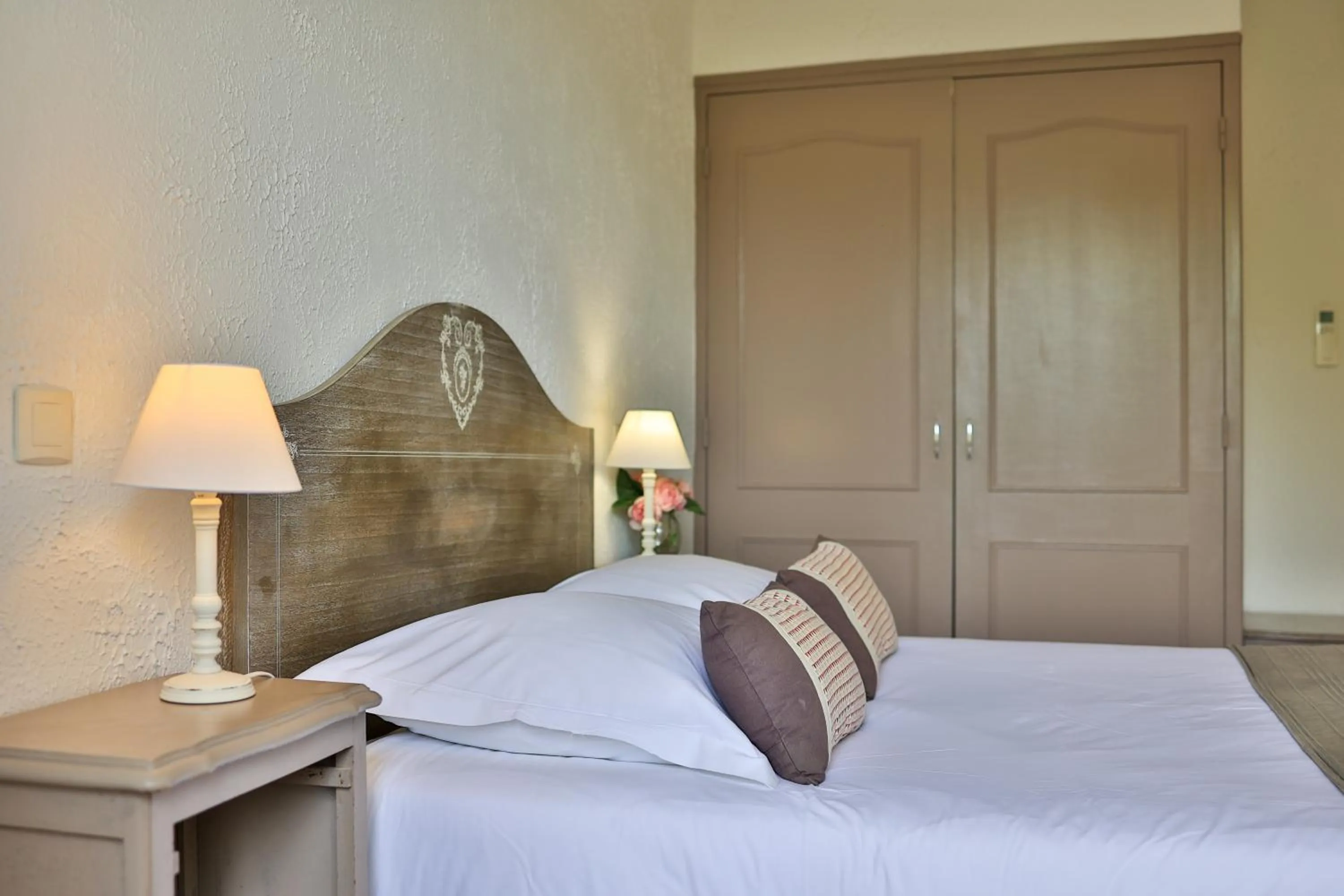 Bed in Logis Hôtel Castel Mouisson