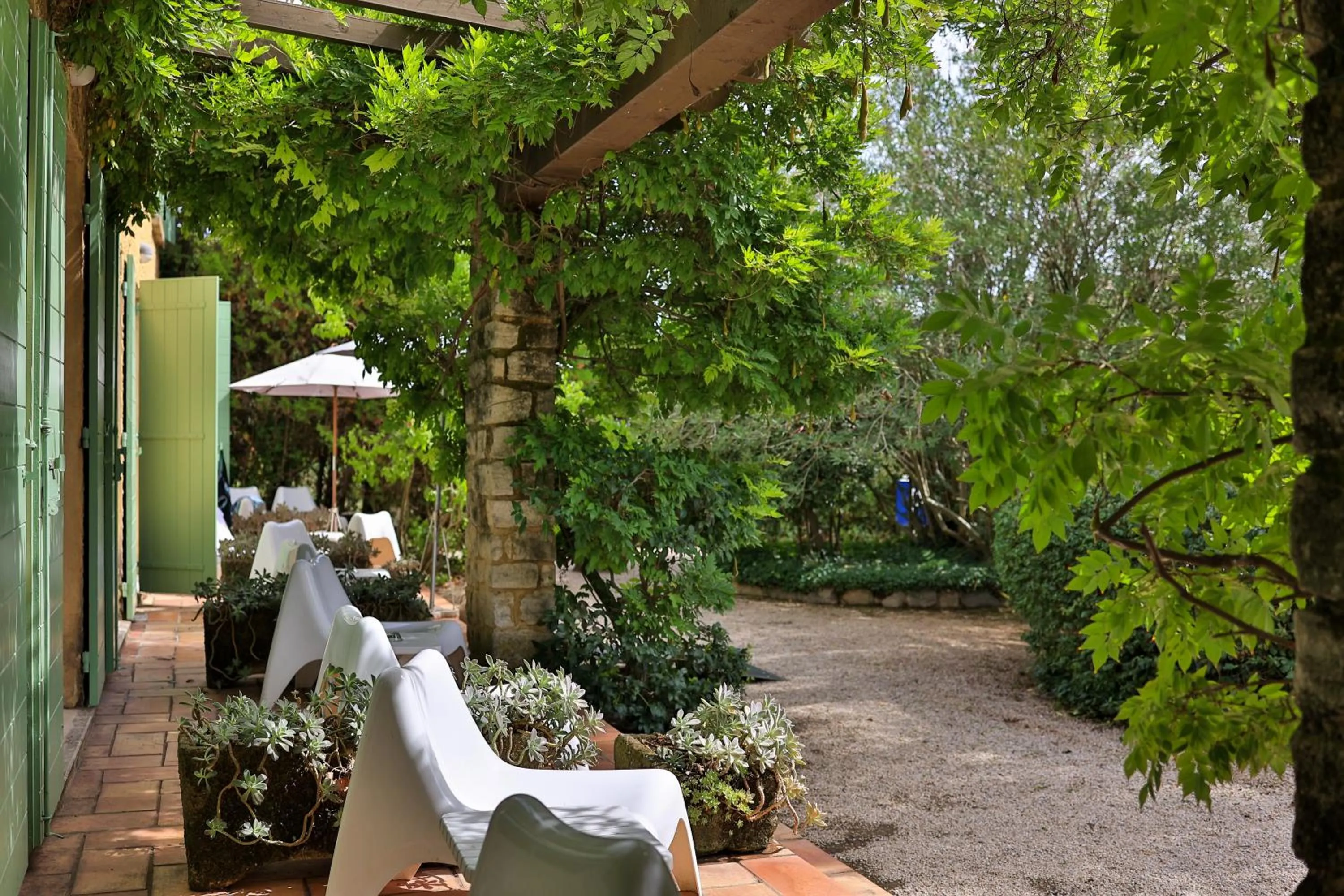 Patio in Logis Hôtel Castel Mouisson