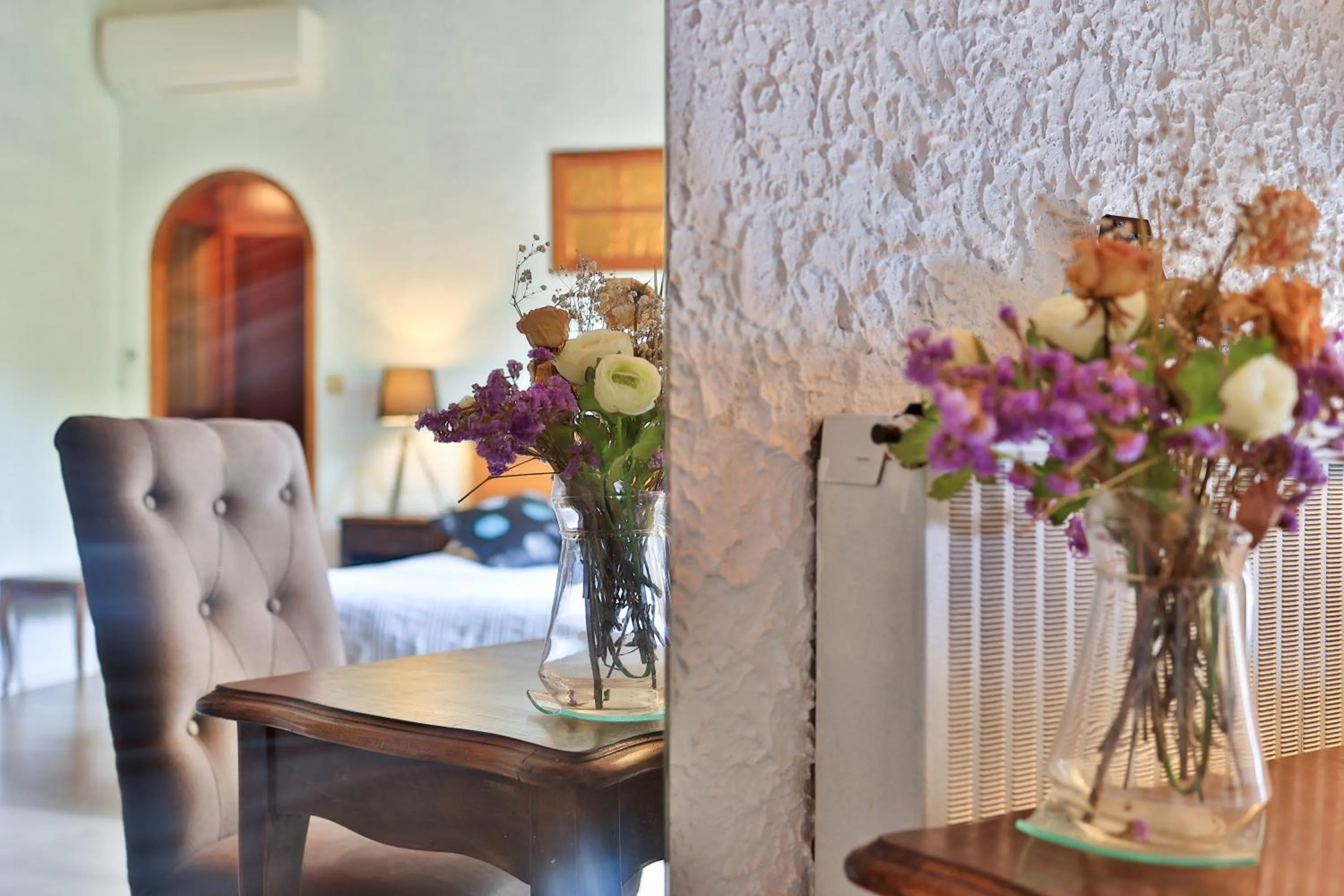 Seating area in Logis Hôtel Castel Mouisson