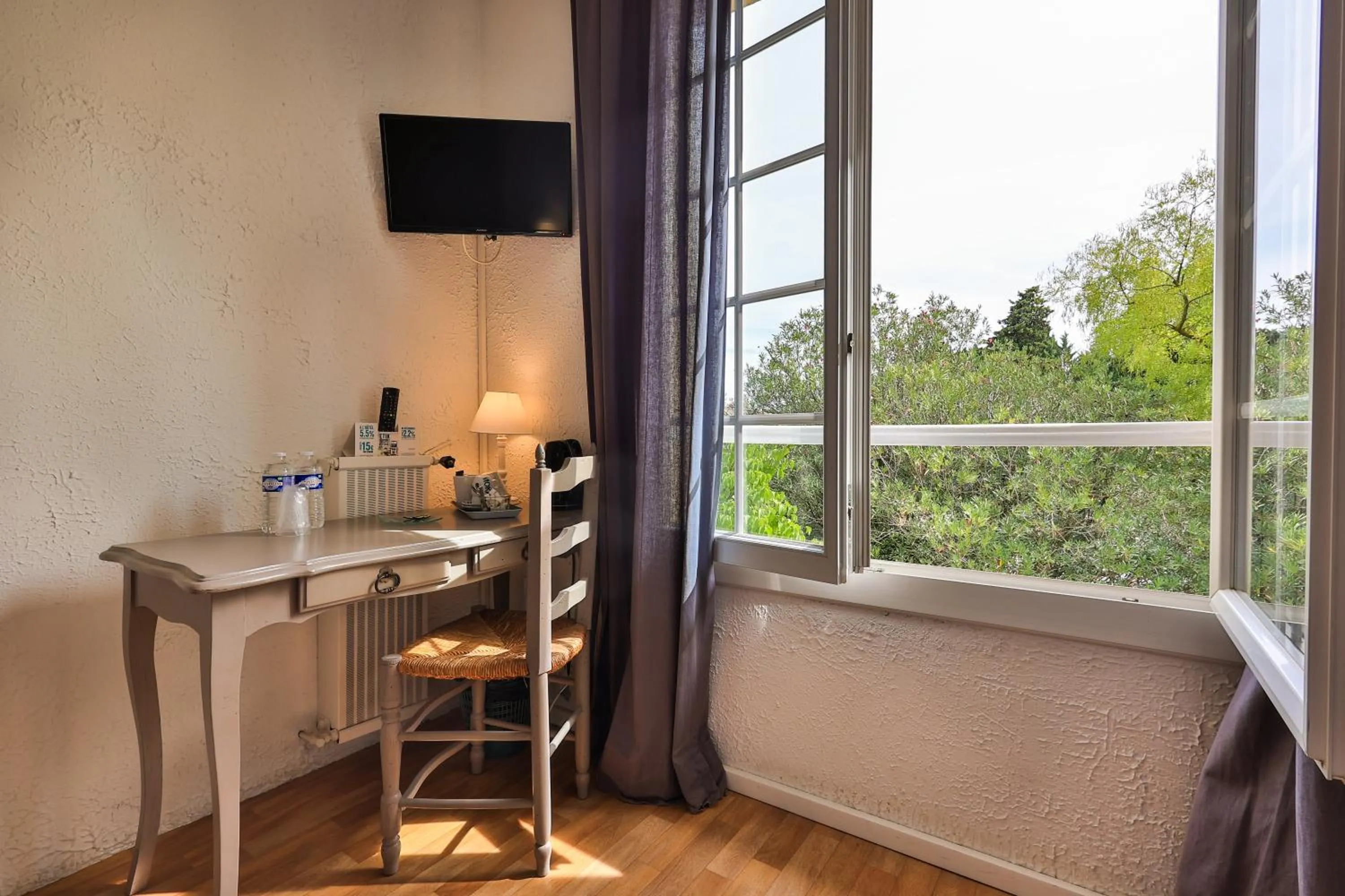 Bedroom in Logis Hôtel Castel Mouisson