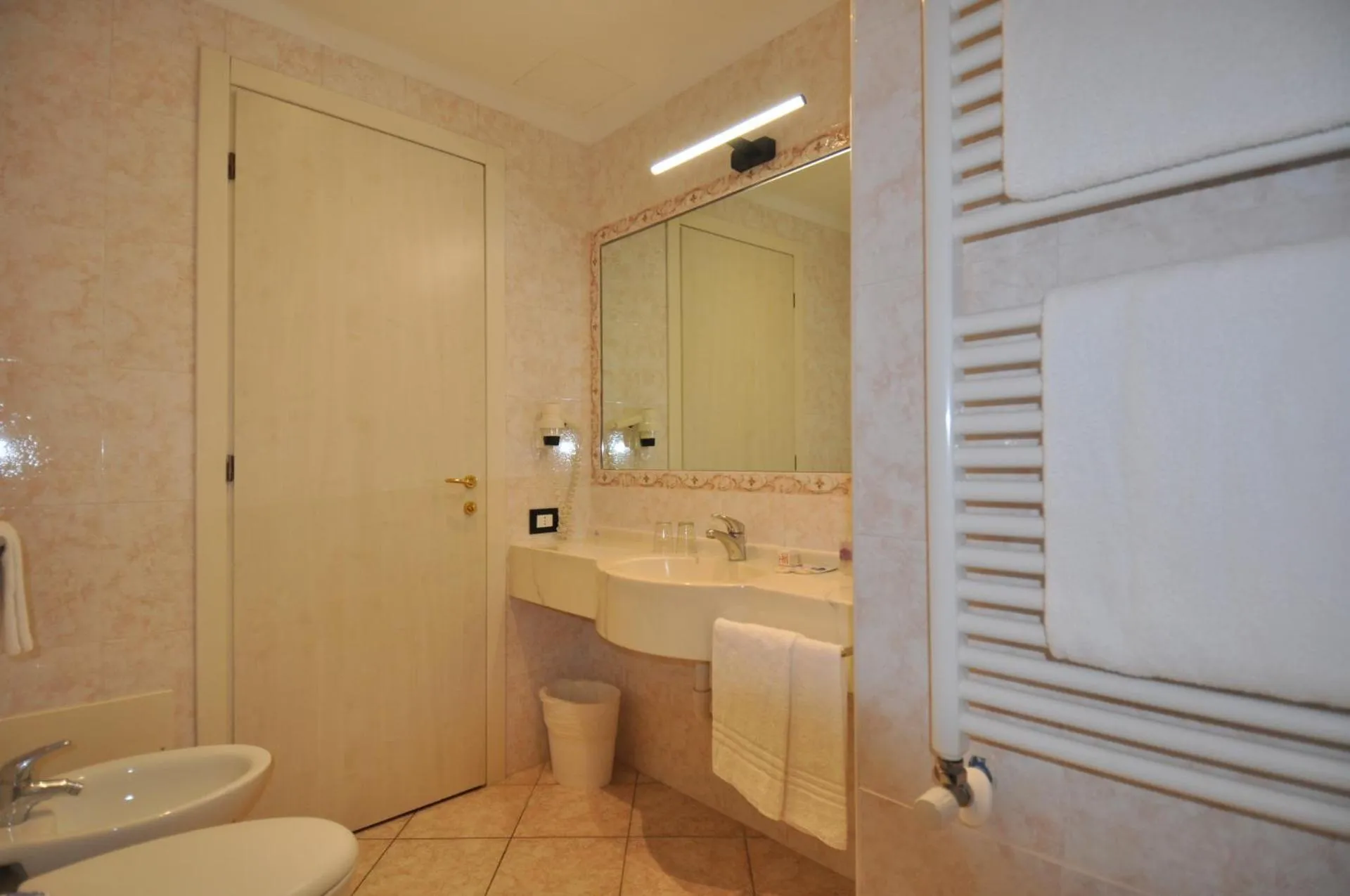 Shower in Cavour 30TRE - Hotel Moderno