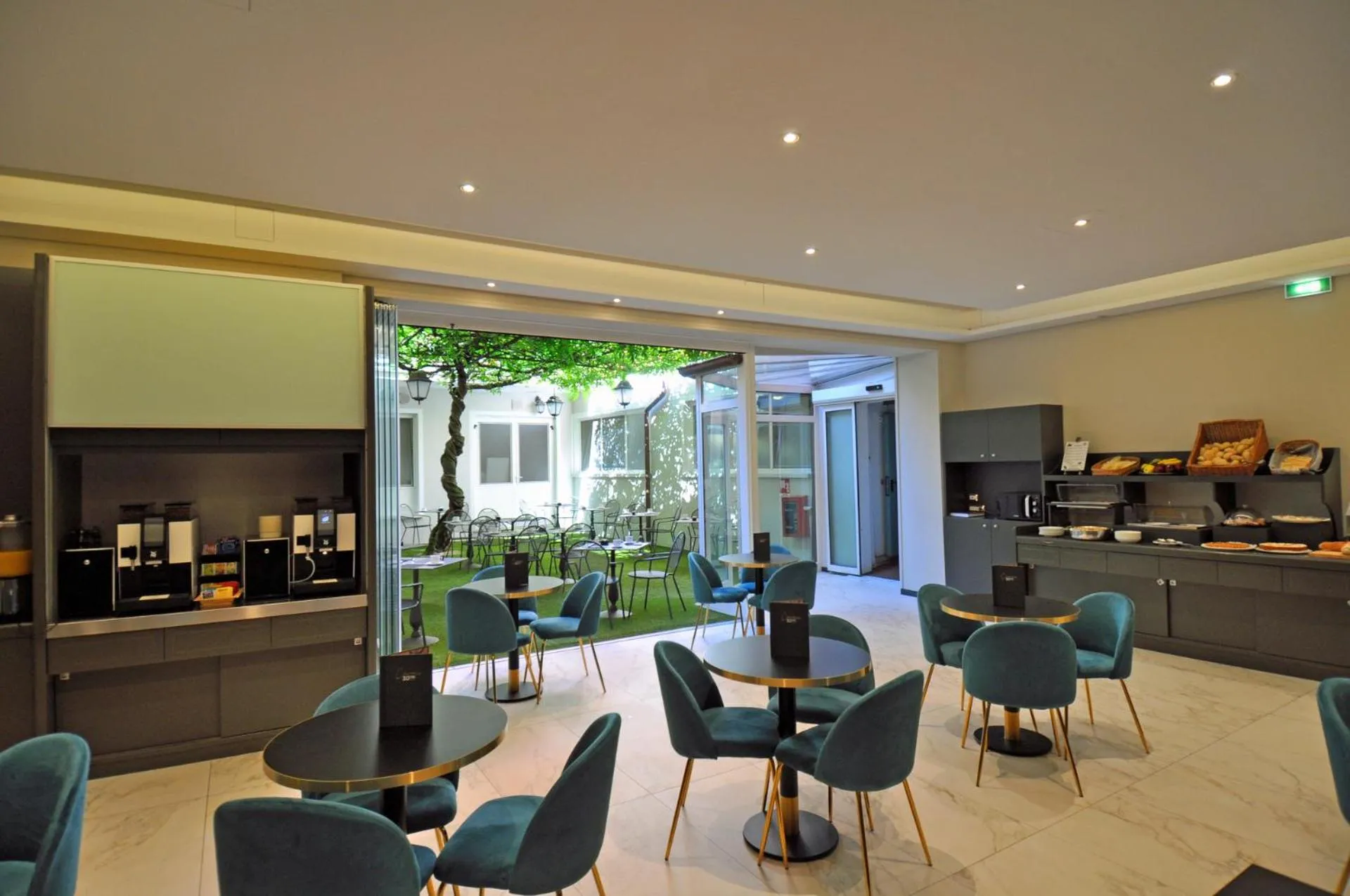 Communal lounge/ TV room in Cavour 30TRE - Hotel Moderno