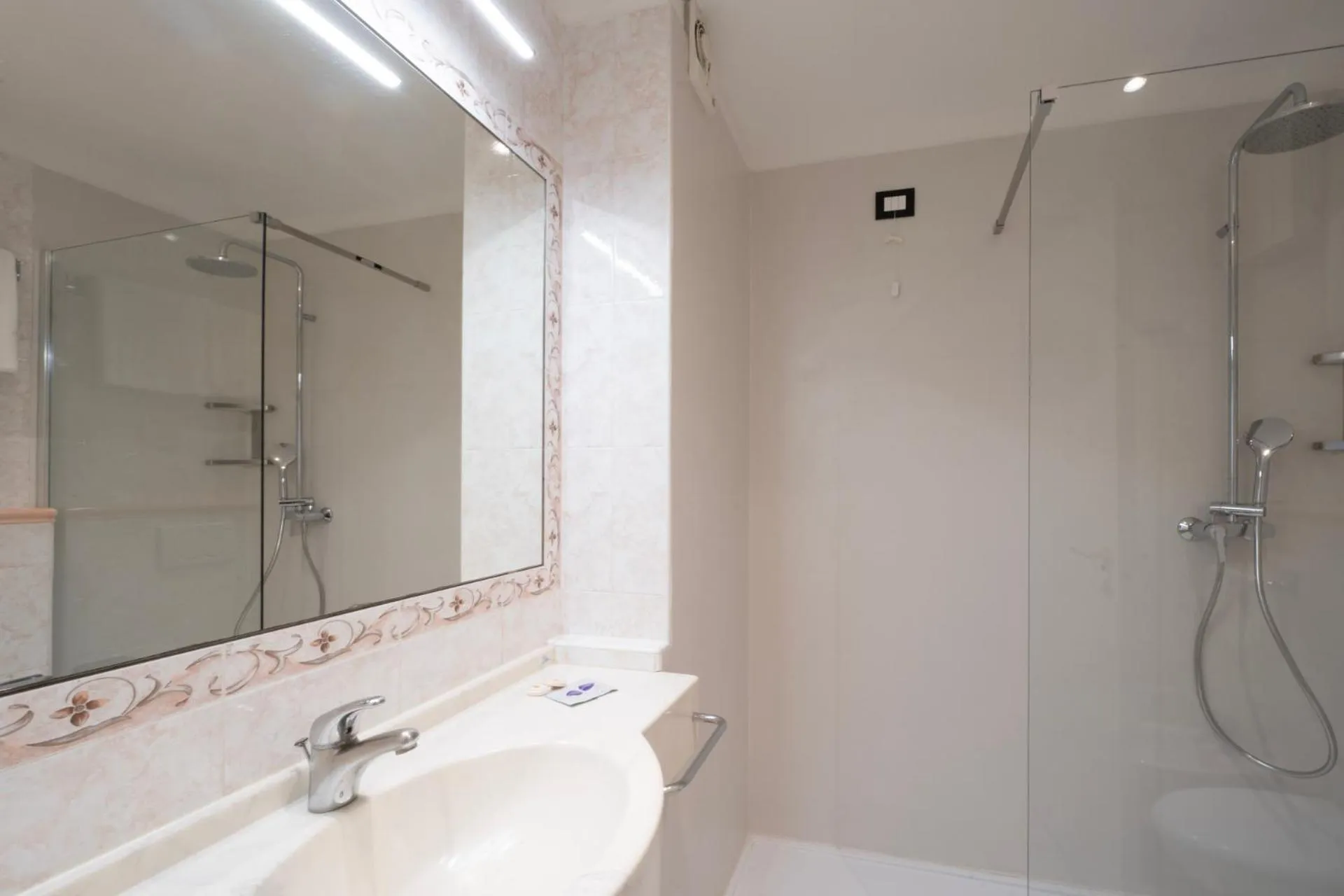 Shower in Cavour 30TRE - Hotel Moderno