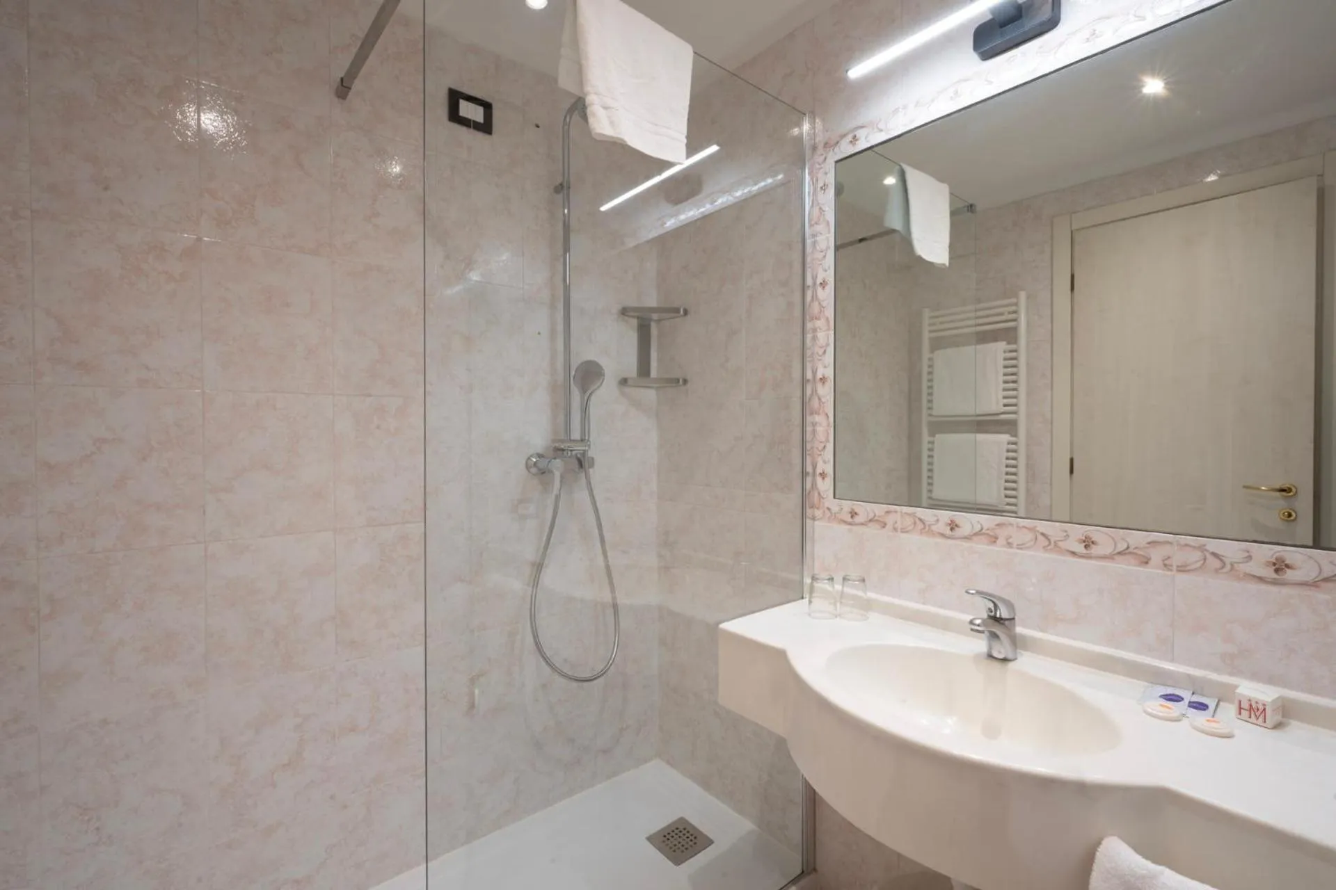 Shower in Cavour 30TRE - Hotel Moderno