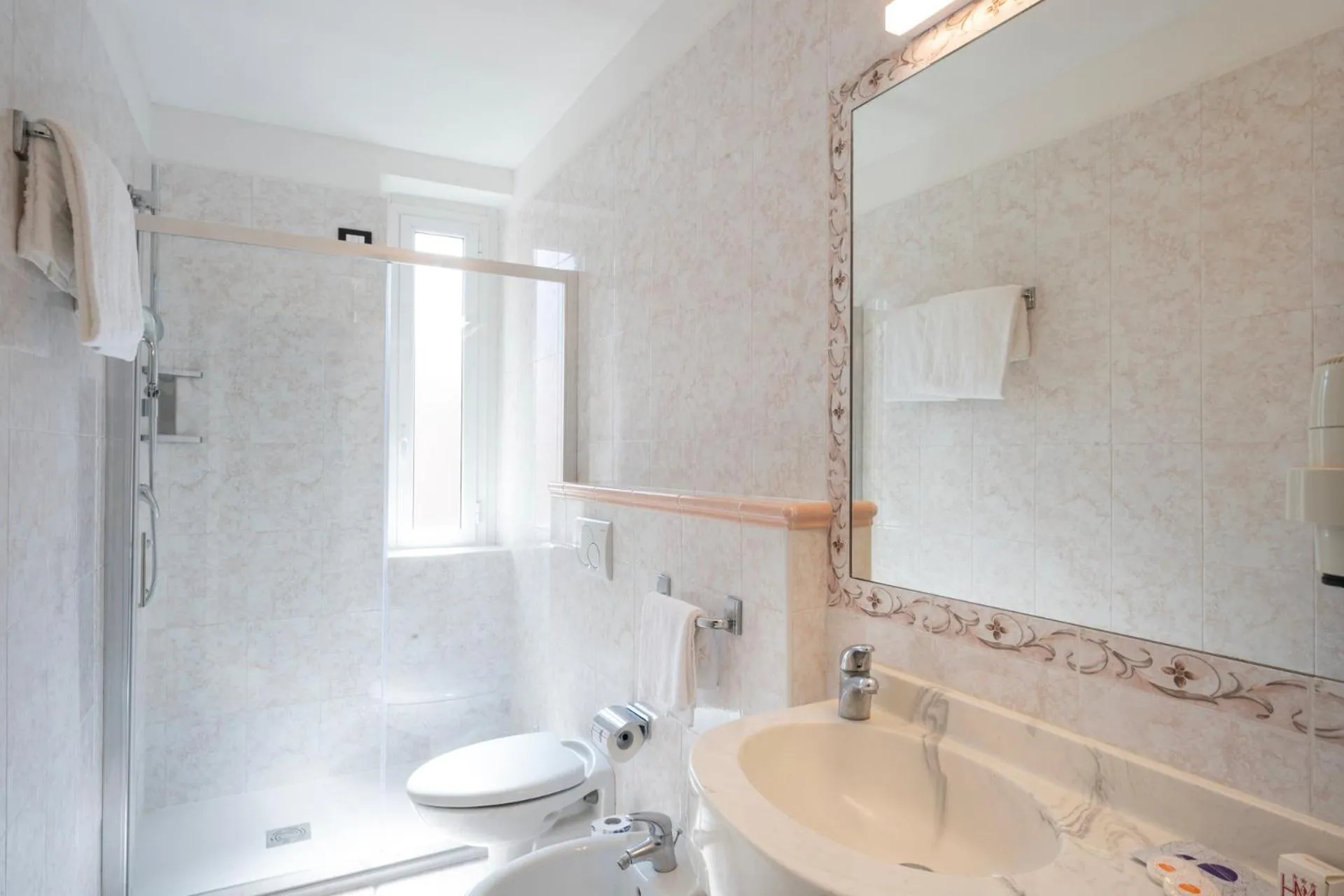 Shower in Cavour 30TRE - Hotel Moderno