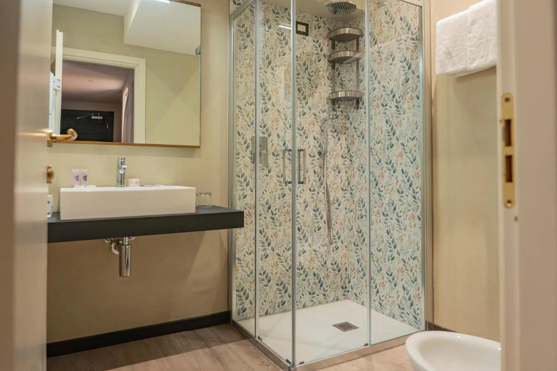 Shower in Cavour 30TRE - Hotel Moderno