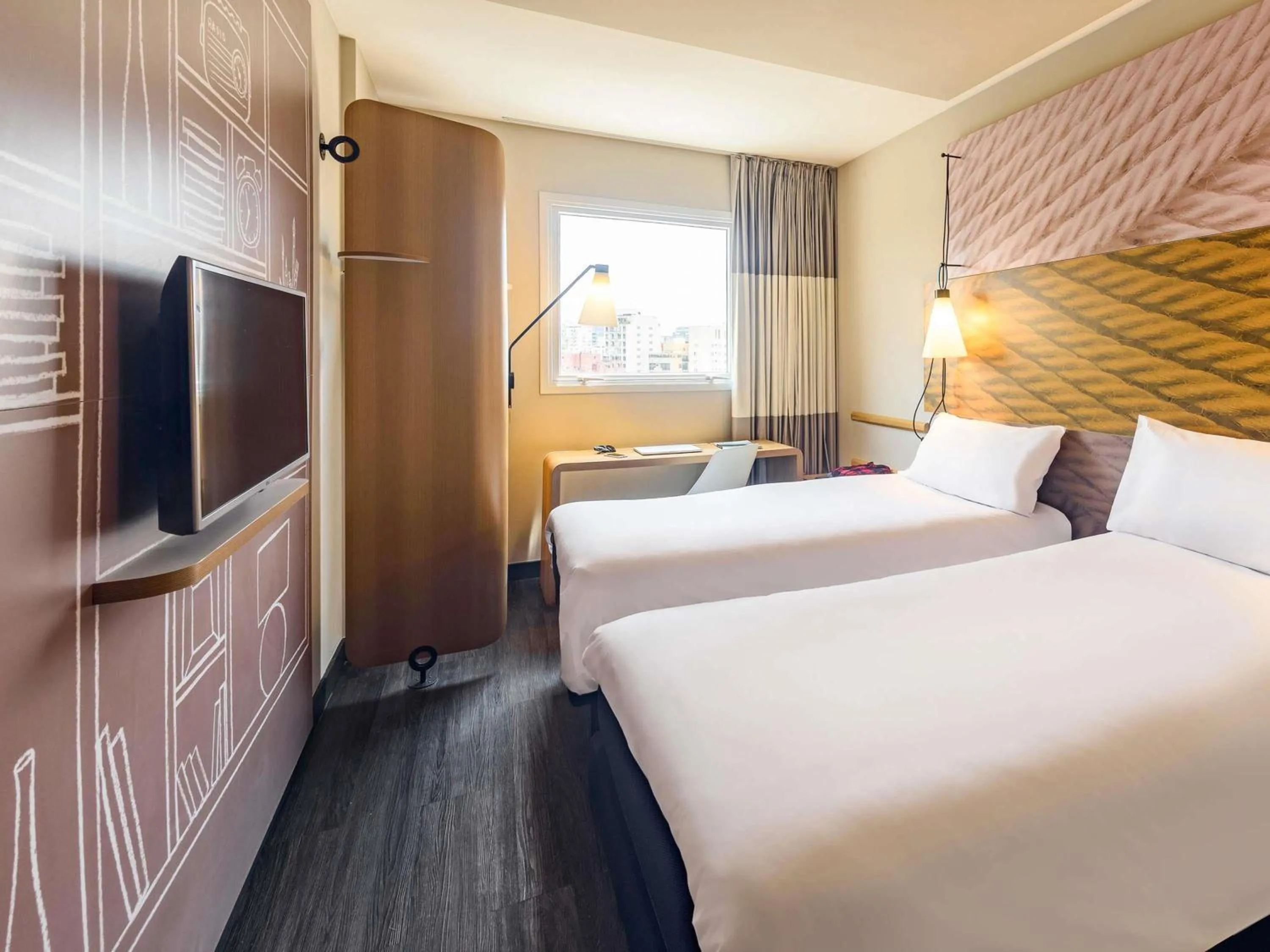 Bedroom, Bed in Hotel ibis Lisboa Liberdade