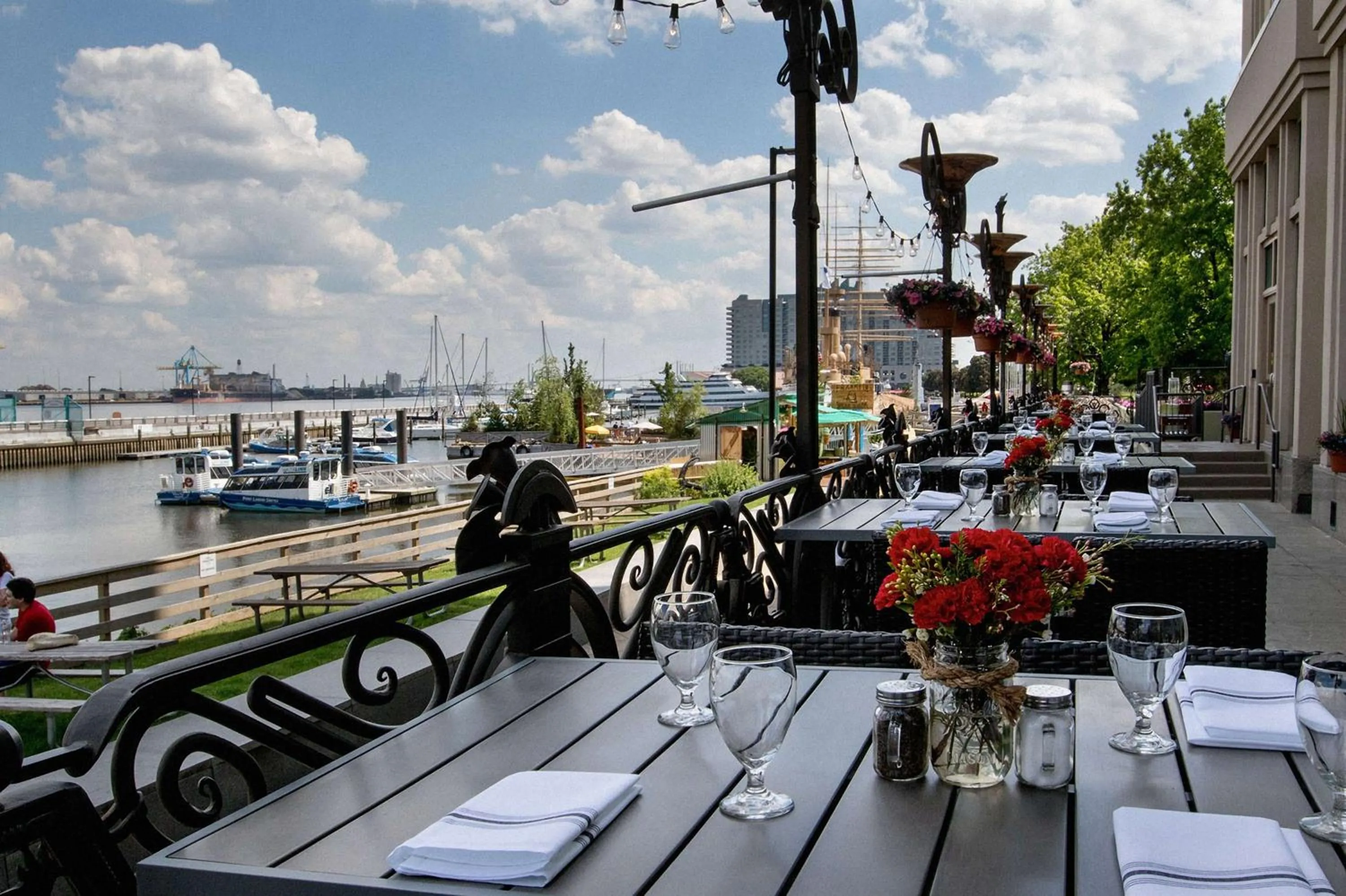 Restaurant/places to eat in Hilton Philadelphia at Penn's Landing