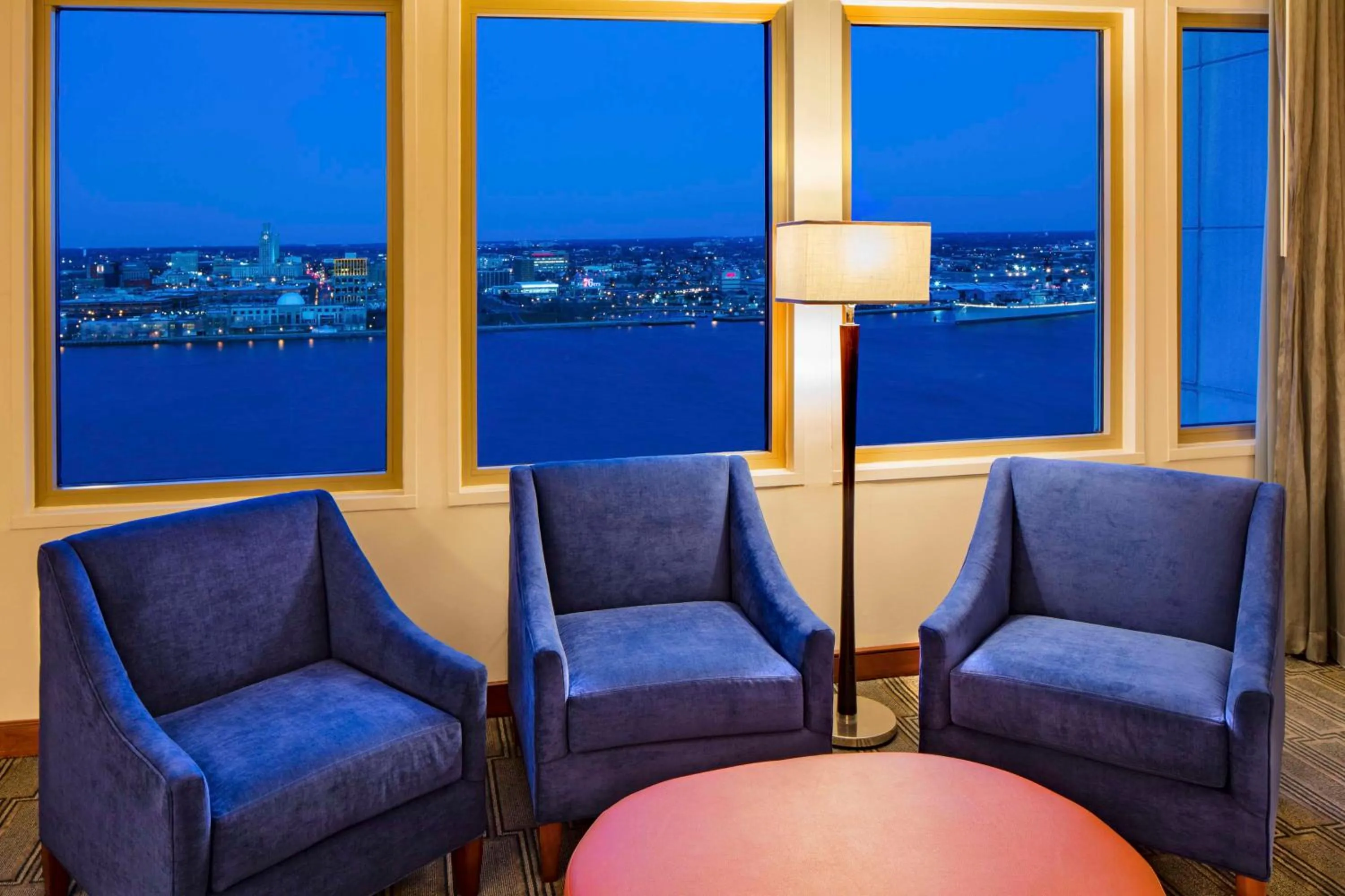 Living room in Hilton Philadelphia at Penn's Landing