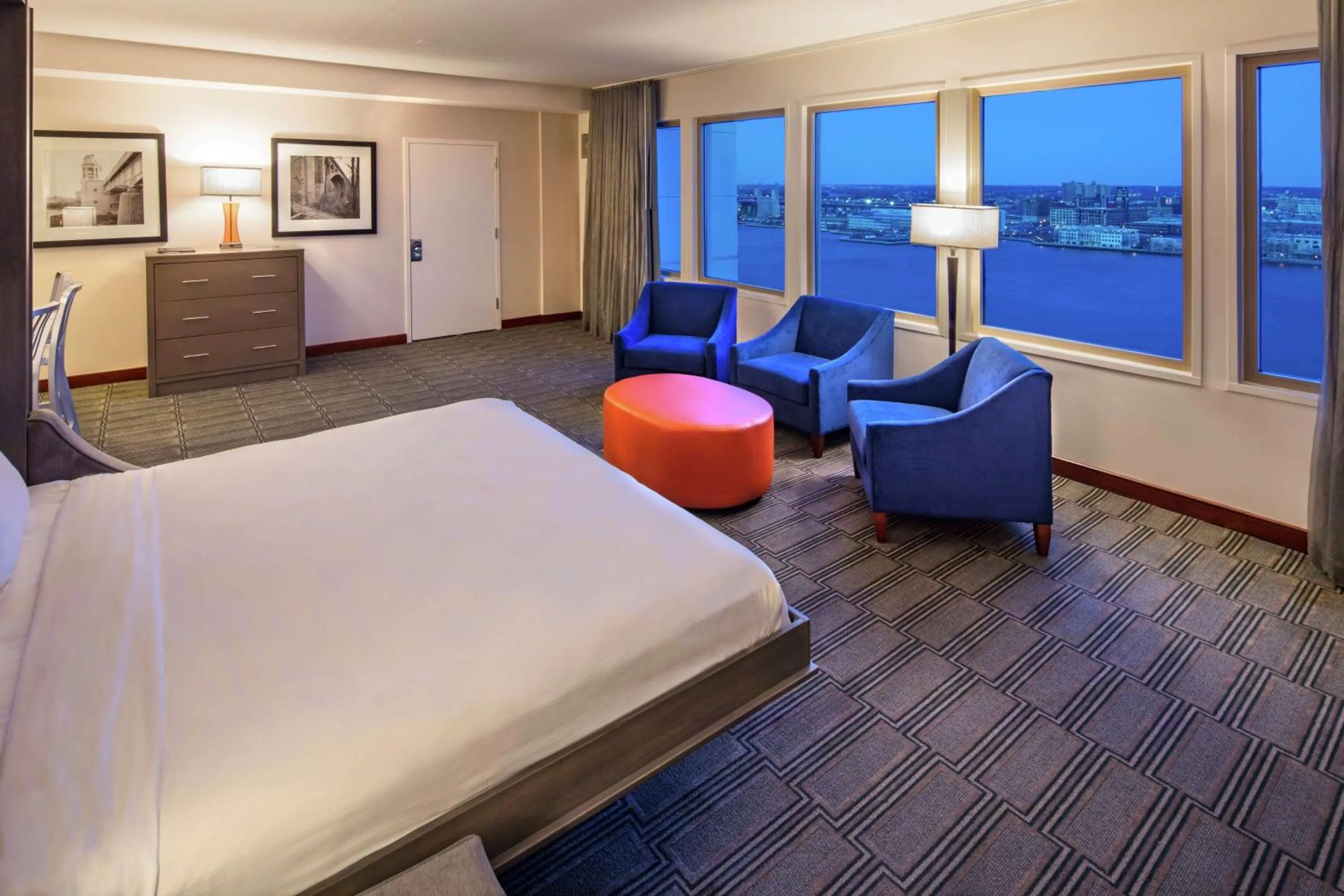 Living room, Bed in Hilton Philadelphia at Penn's Landing