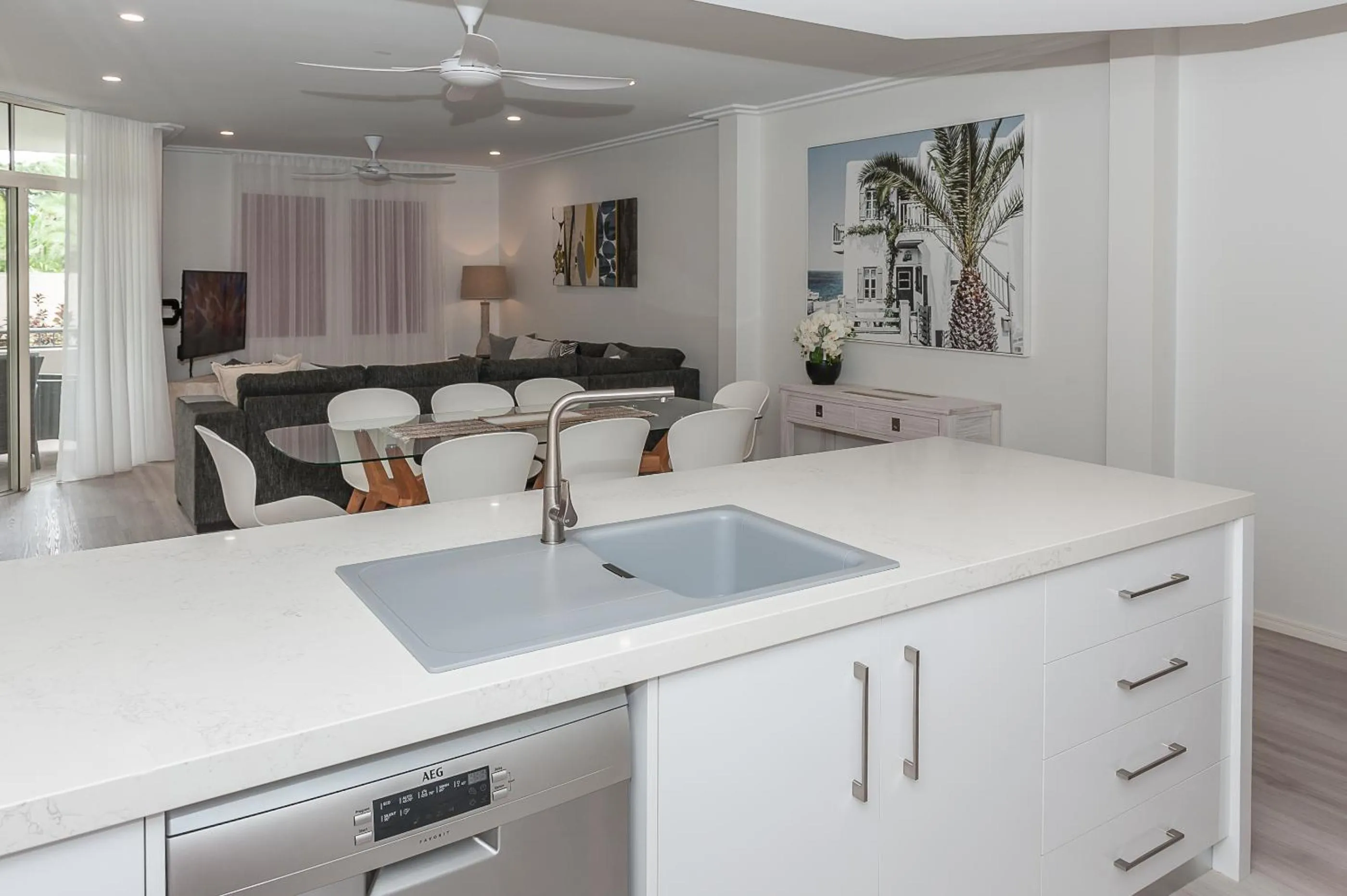 Kitchen or kitchenette in Oasis at Palm Cove
