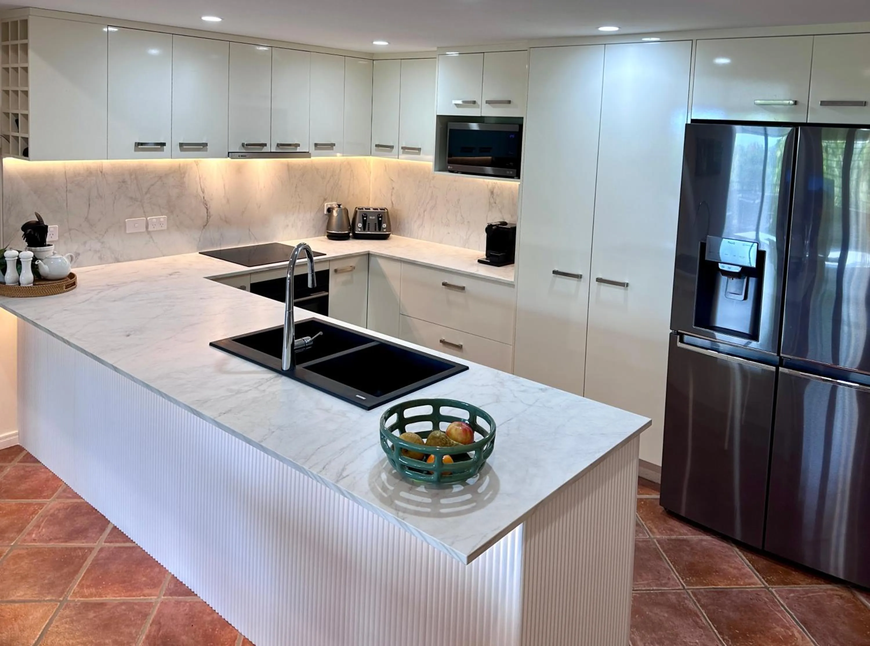 Kitchen or kitchenette in Oasis at Palm Cove