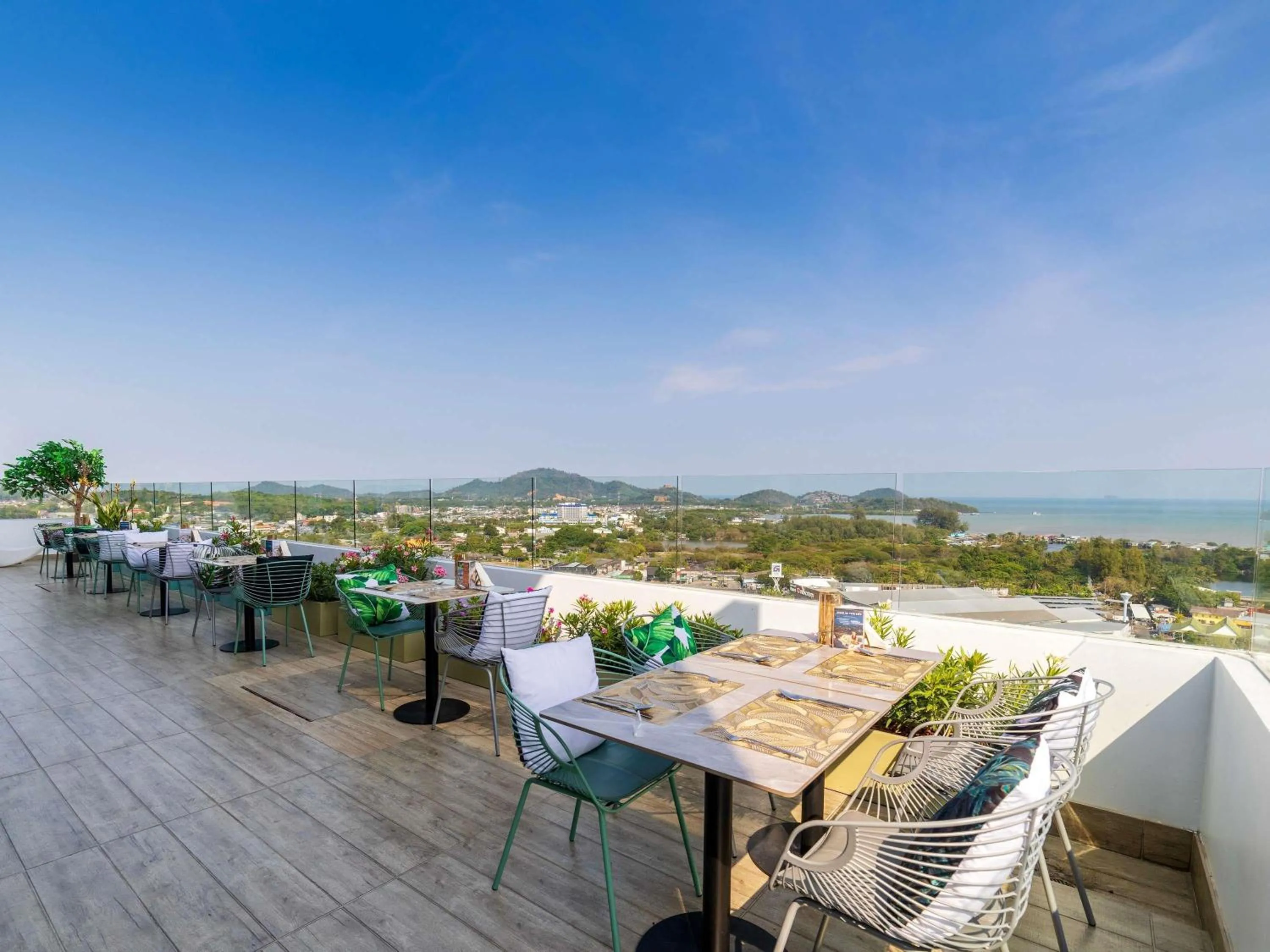 Lounge or bar in Novotel Phuket City Phokeethra