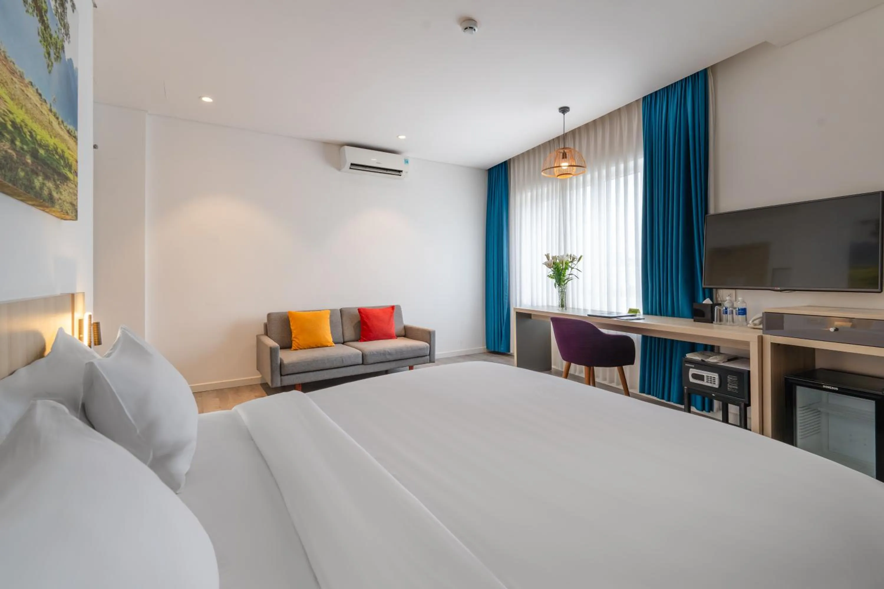 Seating area, Bed in Liberty Hotel Saigon Greenview