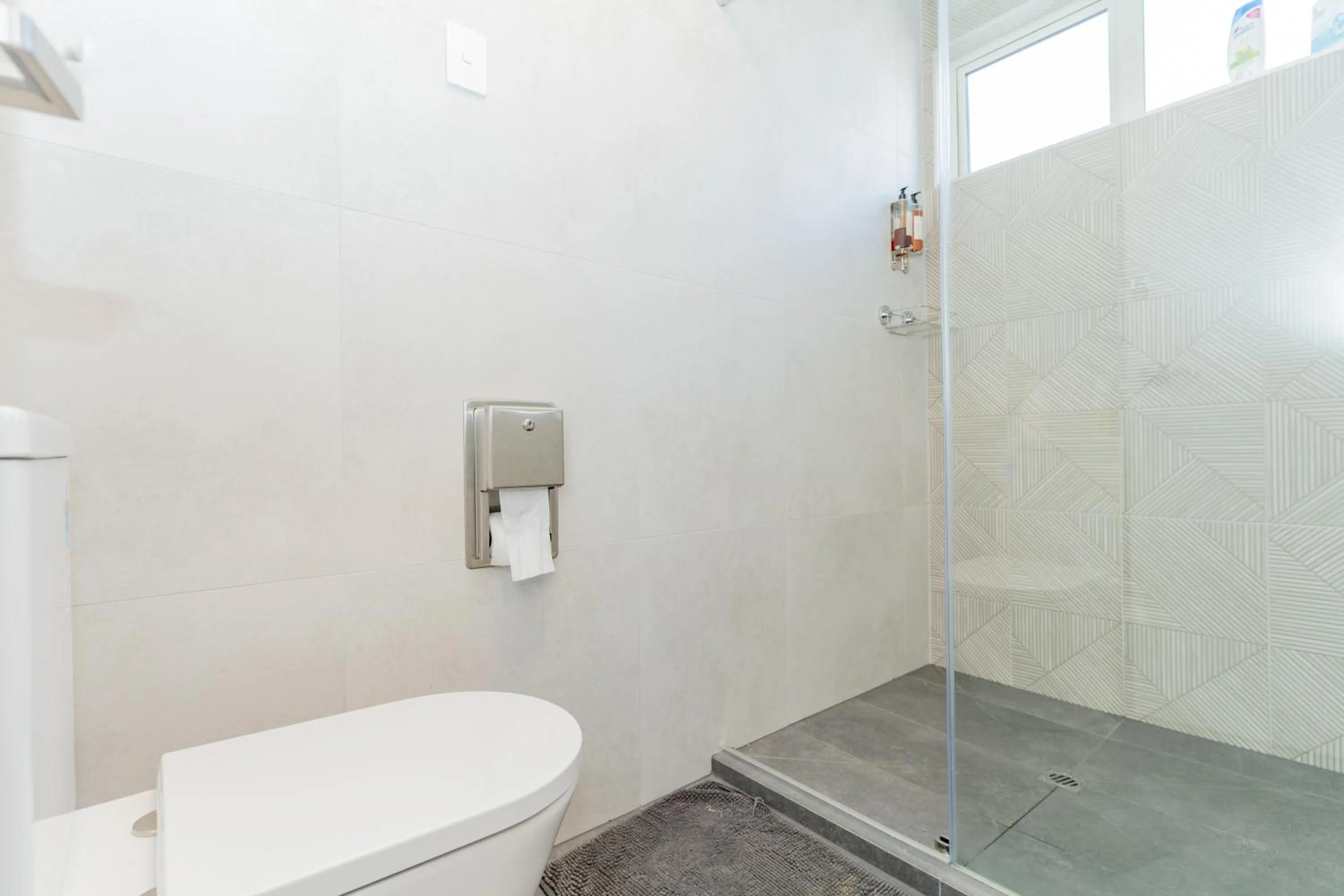 Shower in Melbourne Lodge Queenstown