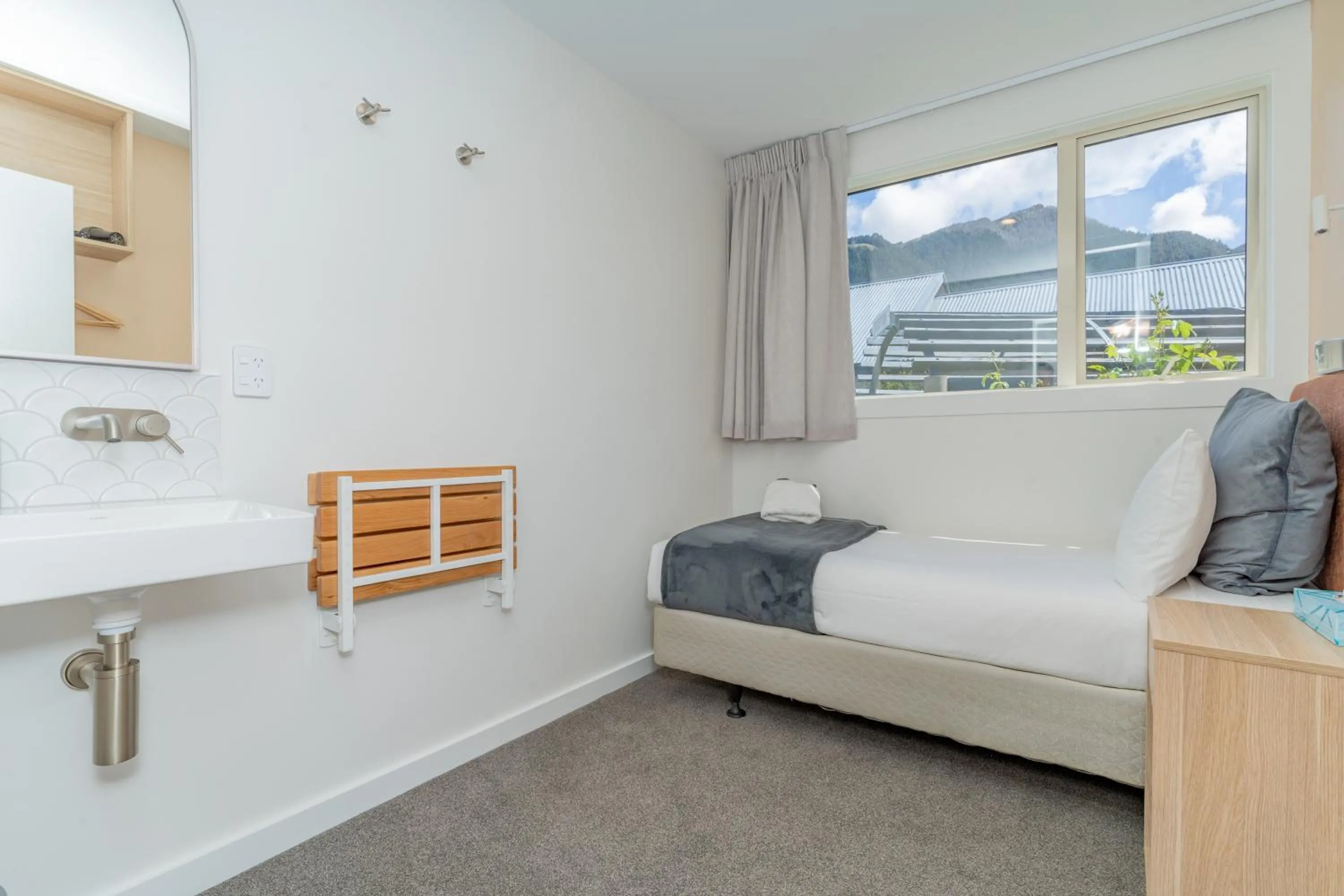 Photo of the whole room, Bed in Melbourne Lodge Queenstown