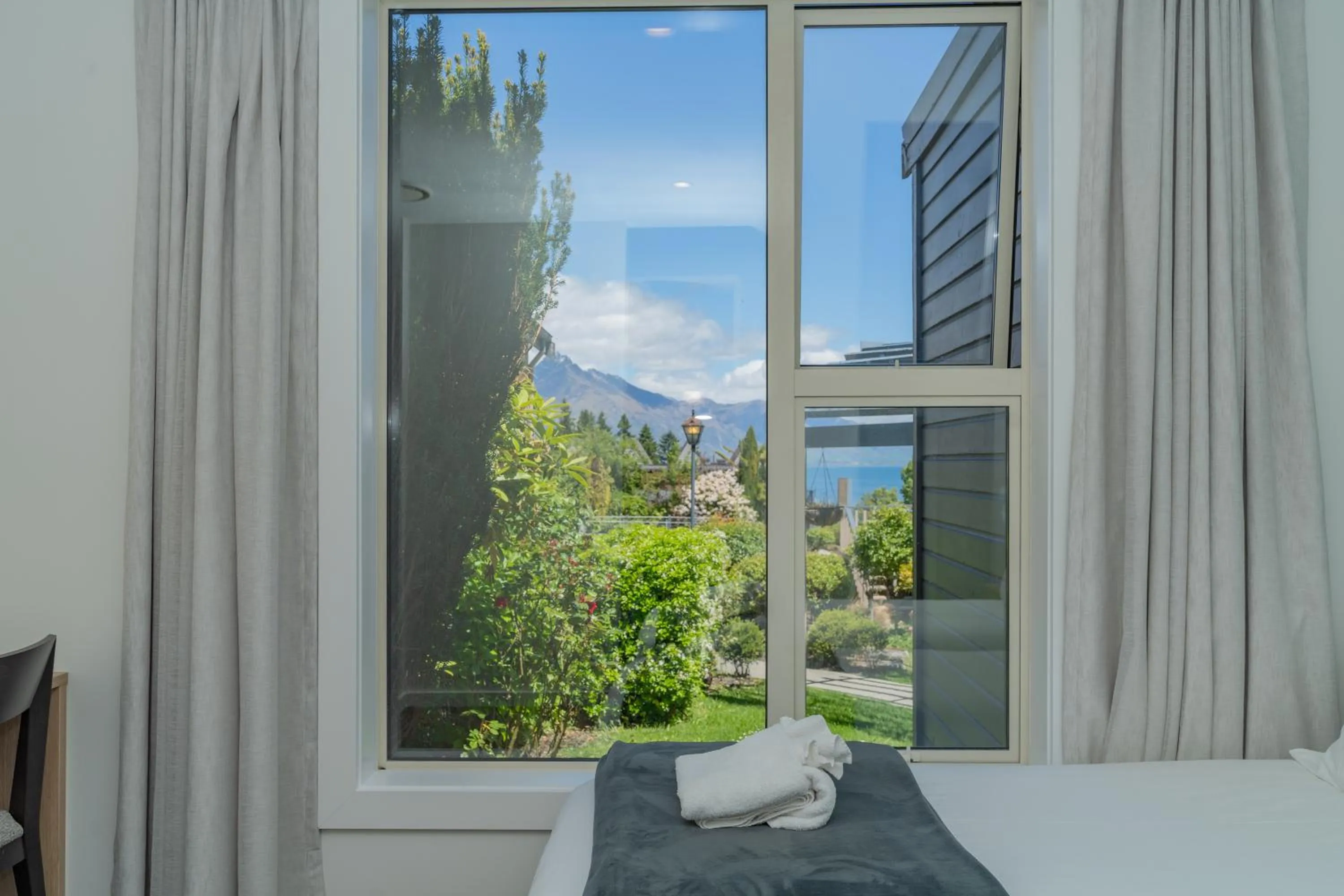 Garden view, Bed in Melbourne Lodge Queenstown
