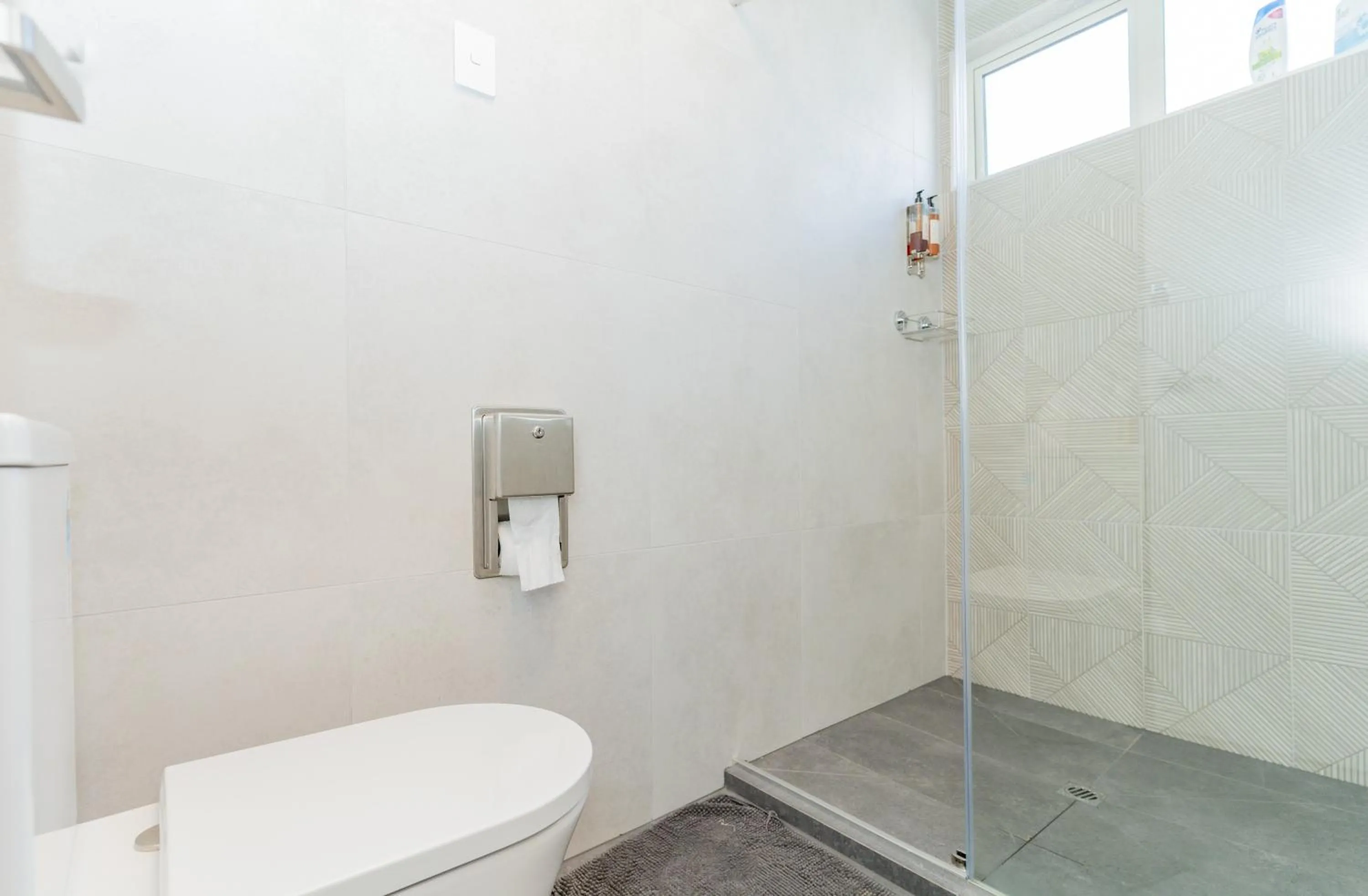 Shower in Melbourne Lodge Queenstown