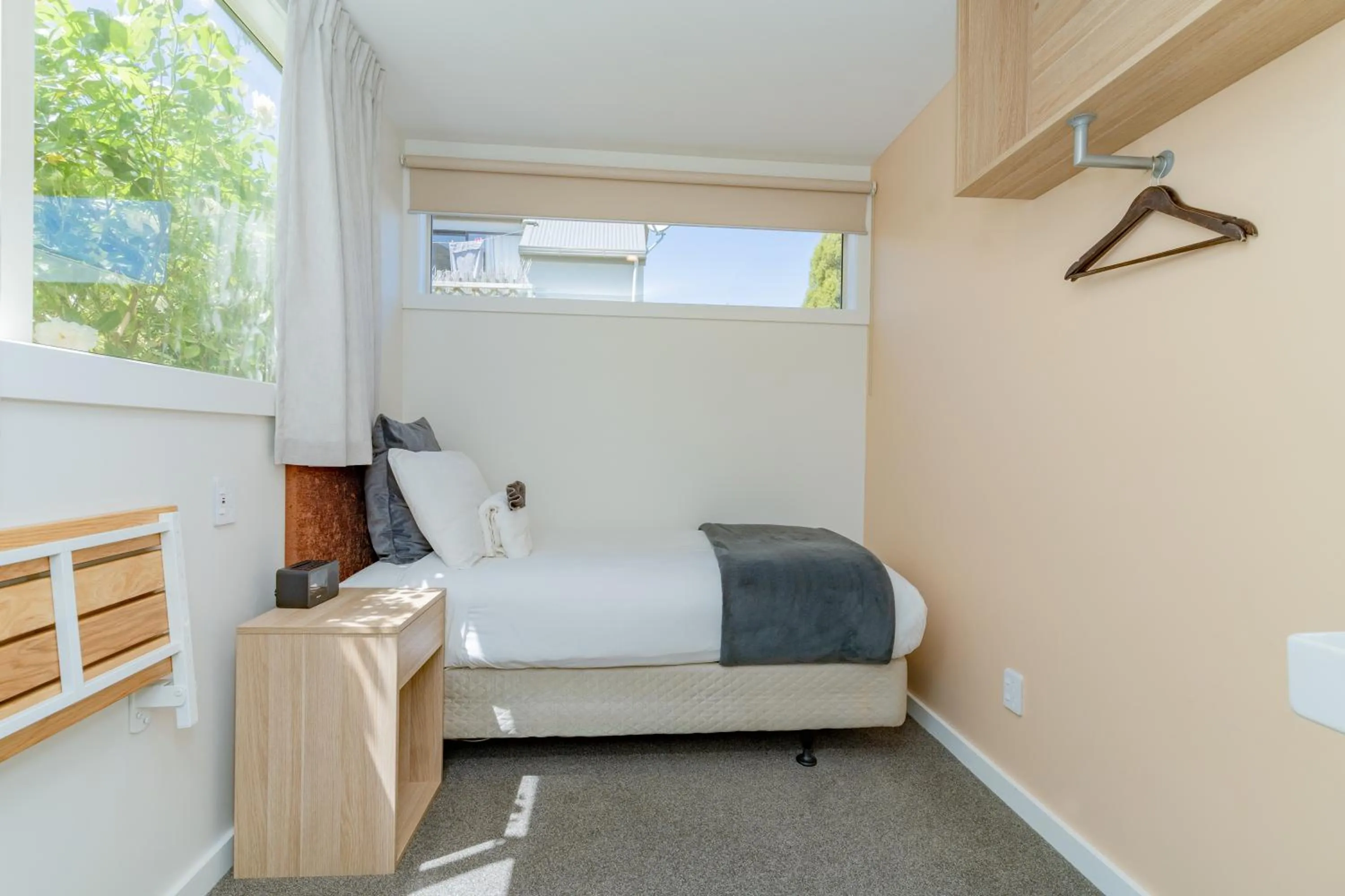 Photo of the whole room, Bed in Melbourne Lodge Queenstown