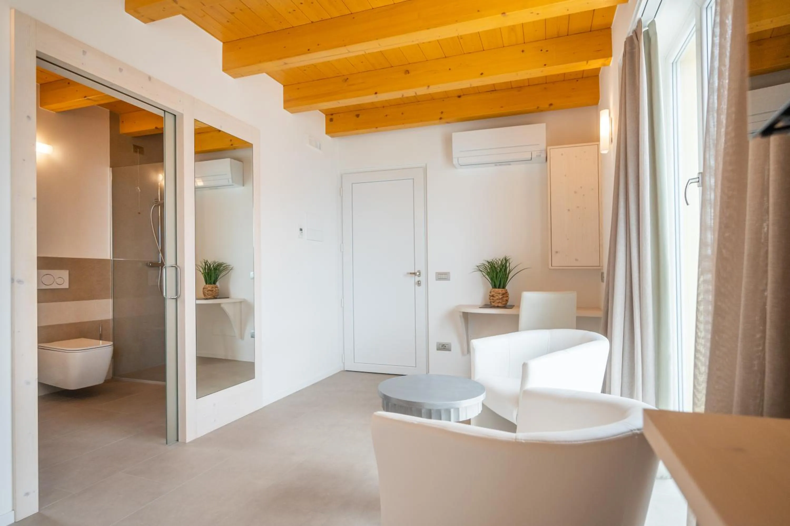 Bedroom, Bathroom in Hotel Laguna