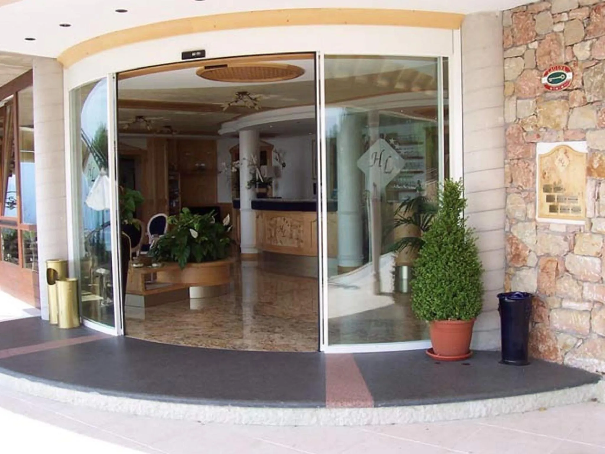 Facade/entrance in Hotel Laguna