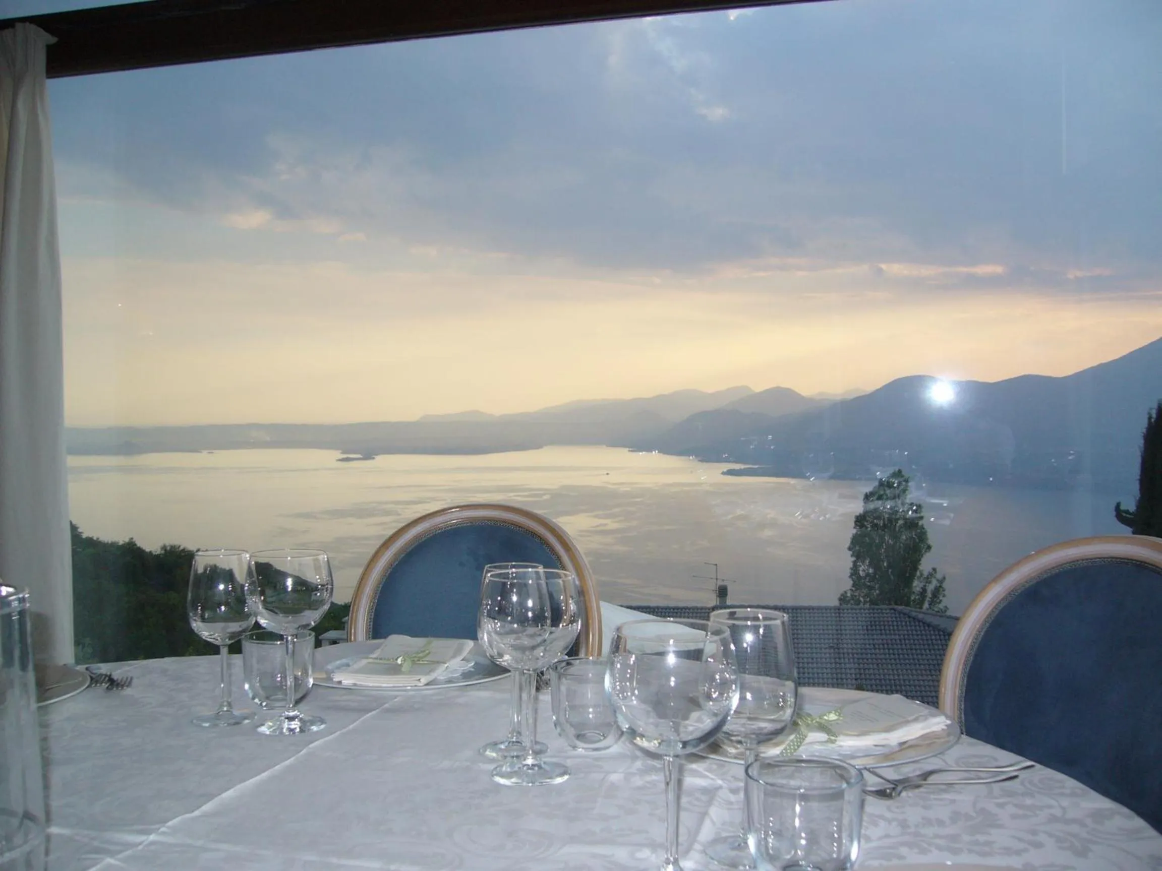 Restaurant/Places to Eat in Hotel Laguna