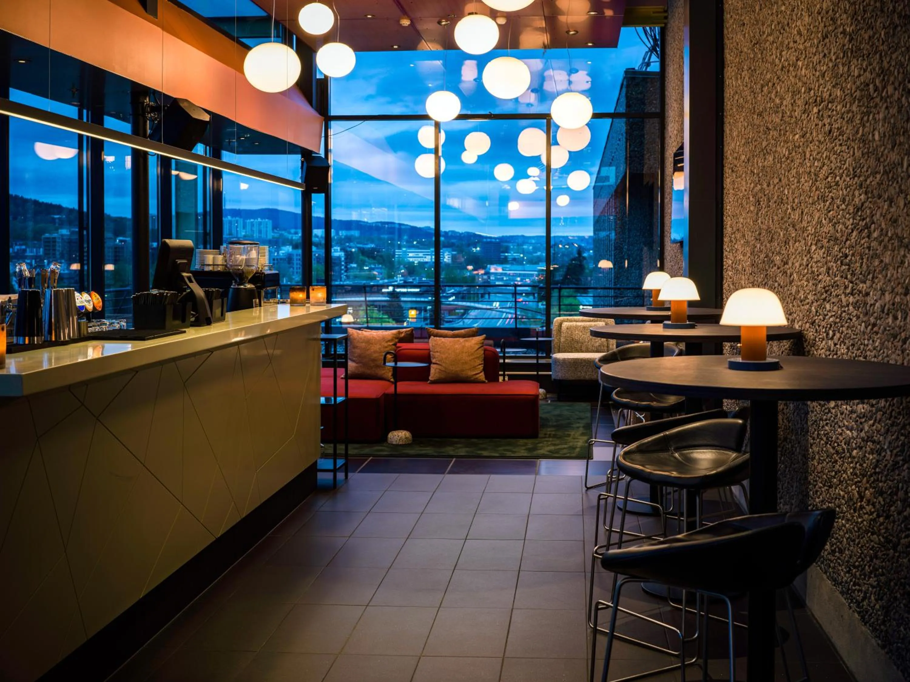 Restaurant/places to eat in Quality Hotel 33