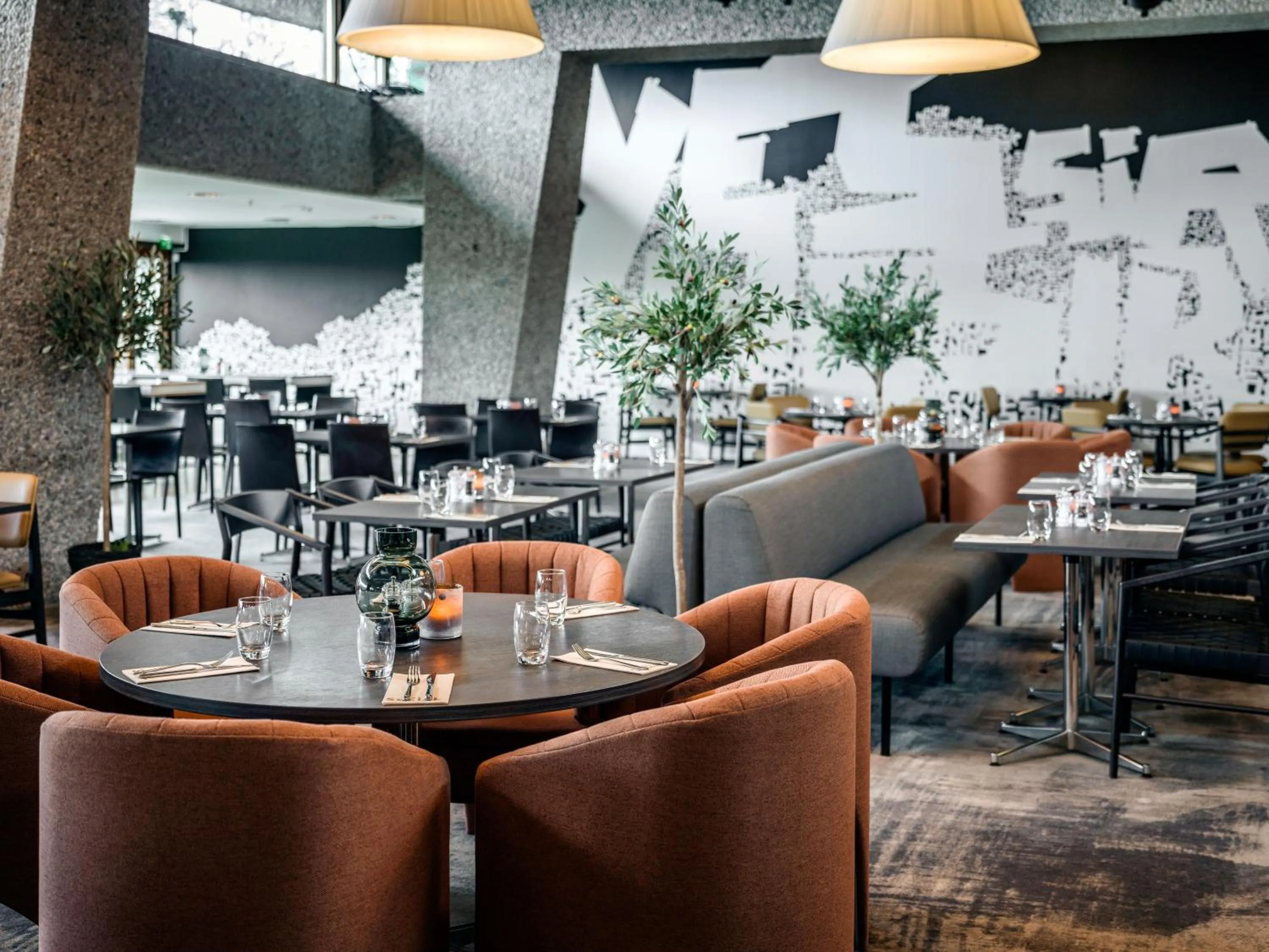 Restaurant/places to eat in Quality Hotel 33