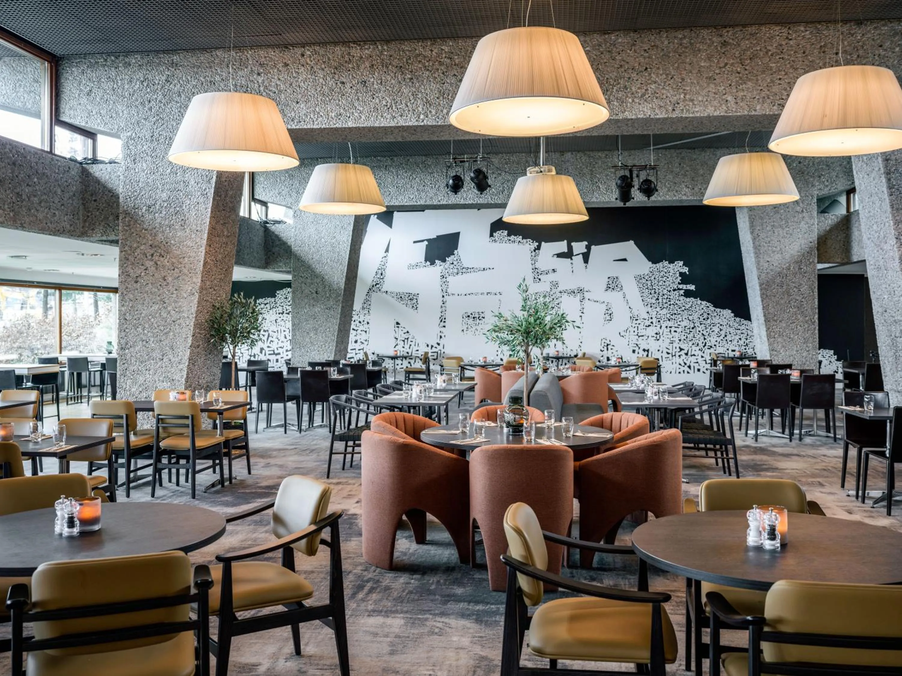 Restaurant/places to eat in Quality Hotel 33