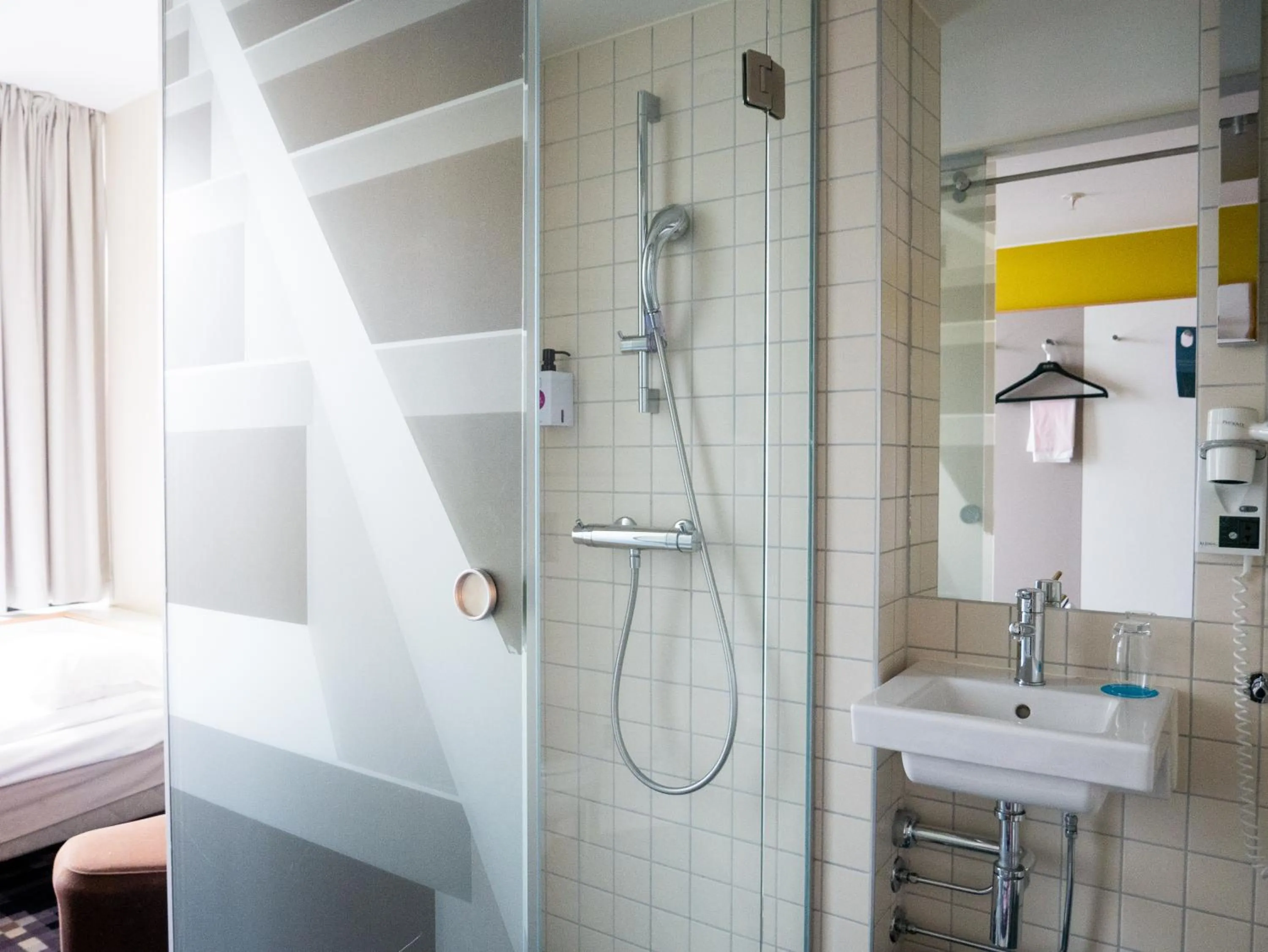 Shower in Quality Hotel 33