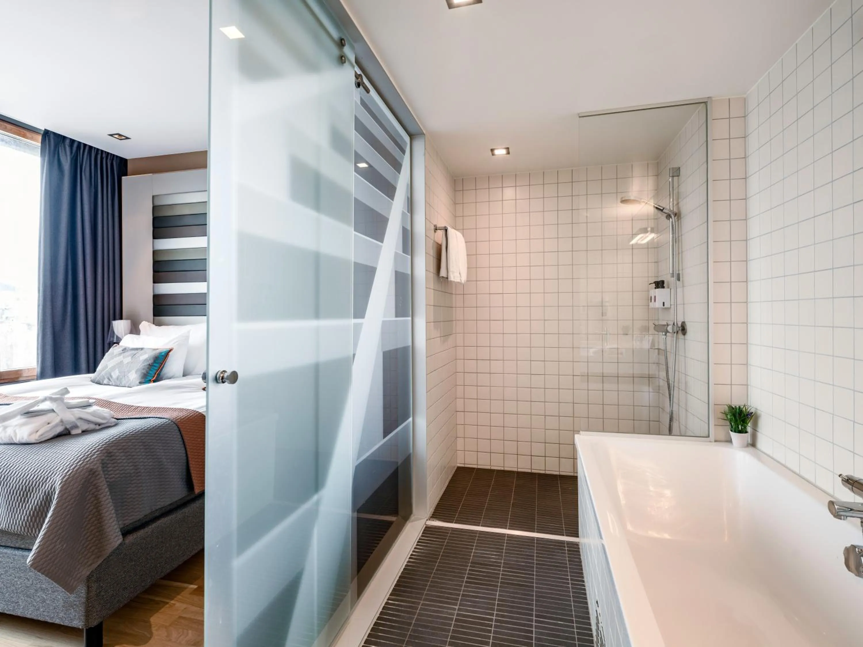 Shower, Bed in Quality Hotel 33