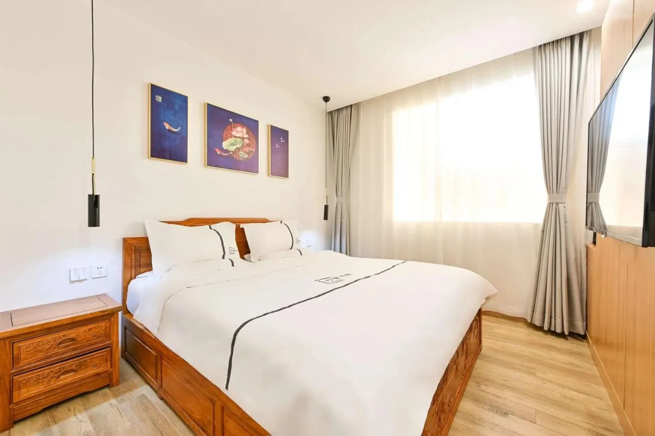 Bed in Xingshe Alley Courtyard Hotel Beijing Wangfujing Forbidden City Branch - Breakfast included & English speaking reception & Free WiFi and Laundry room & Hutong Culture & Cat-keeping & Flower-growing Terrace & One day tour service & Free coffee