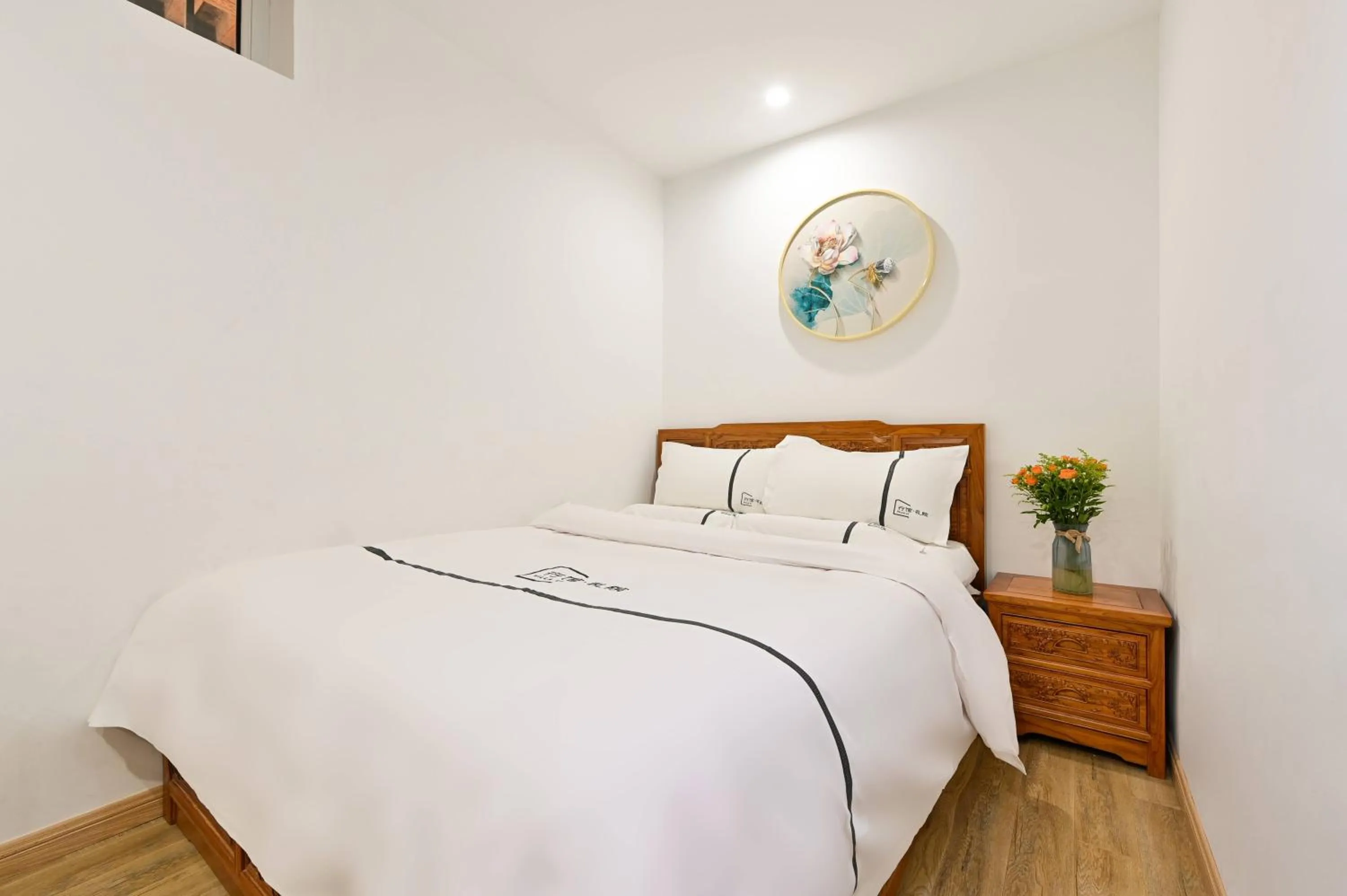 Bed in Xingshe Alley Courtyard Hotel Beijing Wangfujing Forbidden City Branch - Breakfast included & English speaking reception & Free WiFi and Laundry room & Hutong Culture & Cat-keeping & Flower-growing Terrace & One day tour service & Free coffee