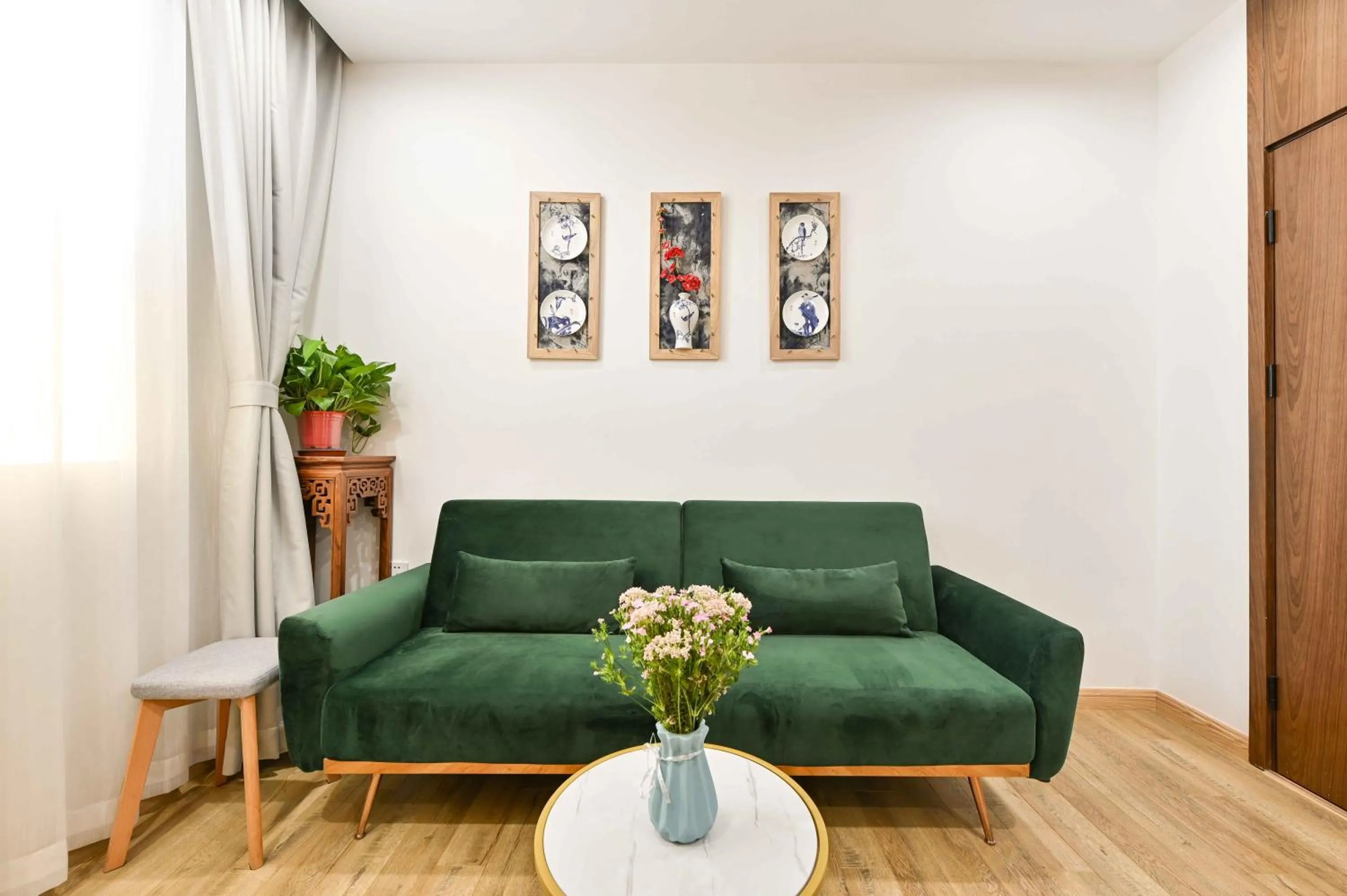 Xingshe Alley Courtyard Hotel Beijing Wangfujing Forbidden City Branch - Breakfast included & English speaking reception & Free WiFi and Laundry room & Hutong Culture & Cat-keeping & Flower-growing Terrace & One day tour service & Free coffee