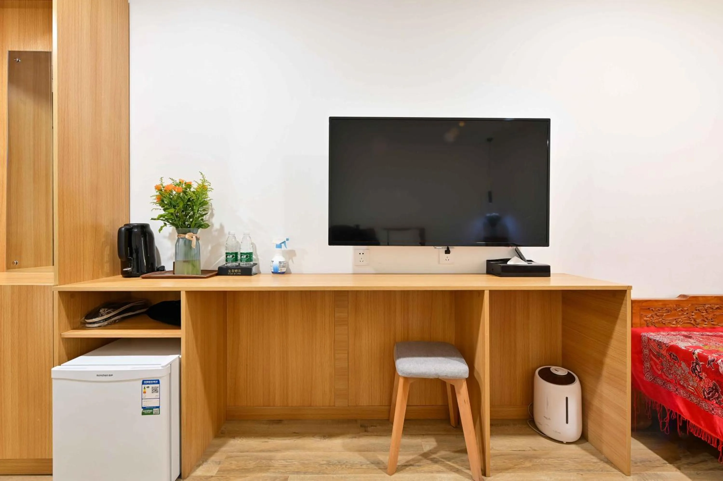 Xingshe Alley Courtyard Hotel Beijing Wangfujing Forbidden City Branch - Breakfast included & English speaking reception & Free WiFi and Laundry room & Hutong Culture & Cat-keeping & Flower-growing Terrace & One day tour service & Free coffee