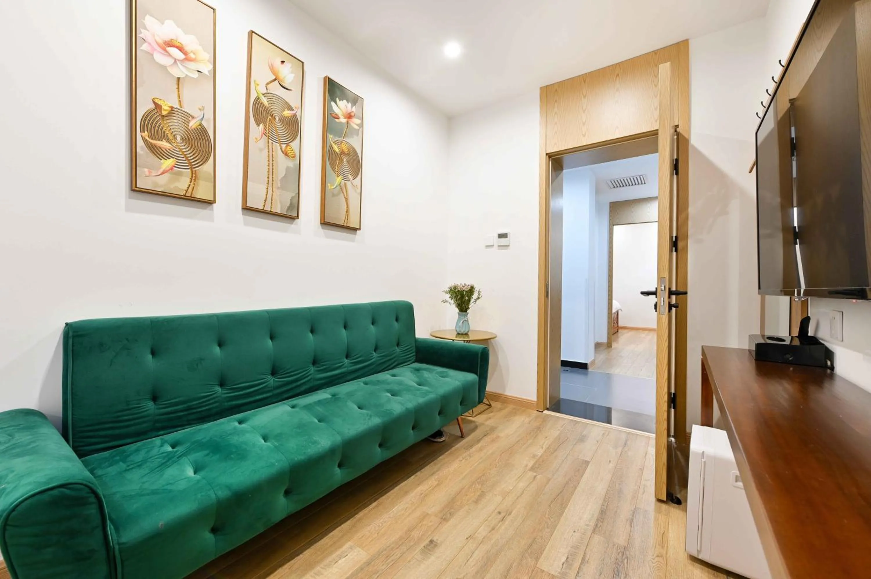 Xingshe Alley Courtyard Hotel Beijing Wangfujing Forbidden City Branch - Breakfast included & English speaking reception & Free WiFi and Laundry room & Hutong Culture & Cat-keeping & Flower-growing Terrace & One day tour service & Free coffee