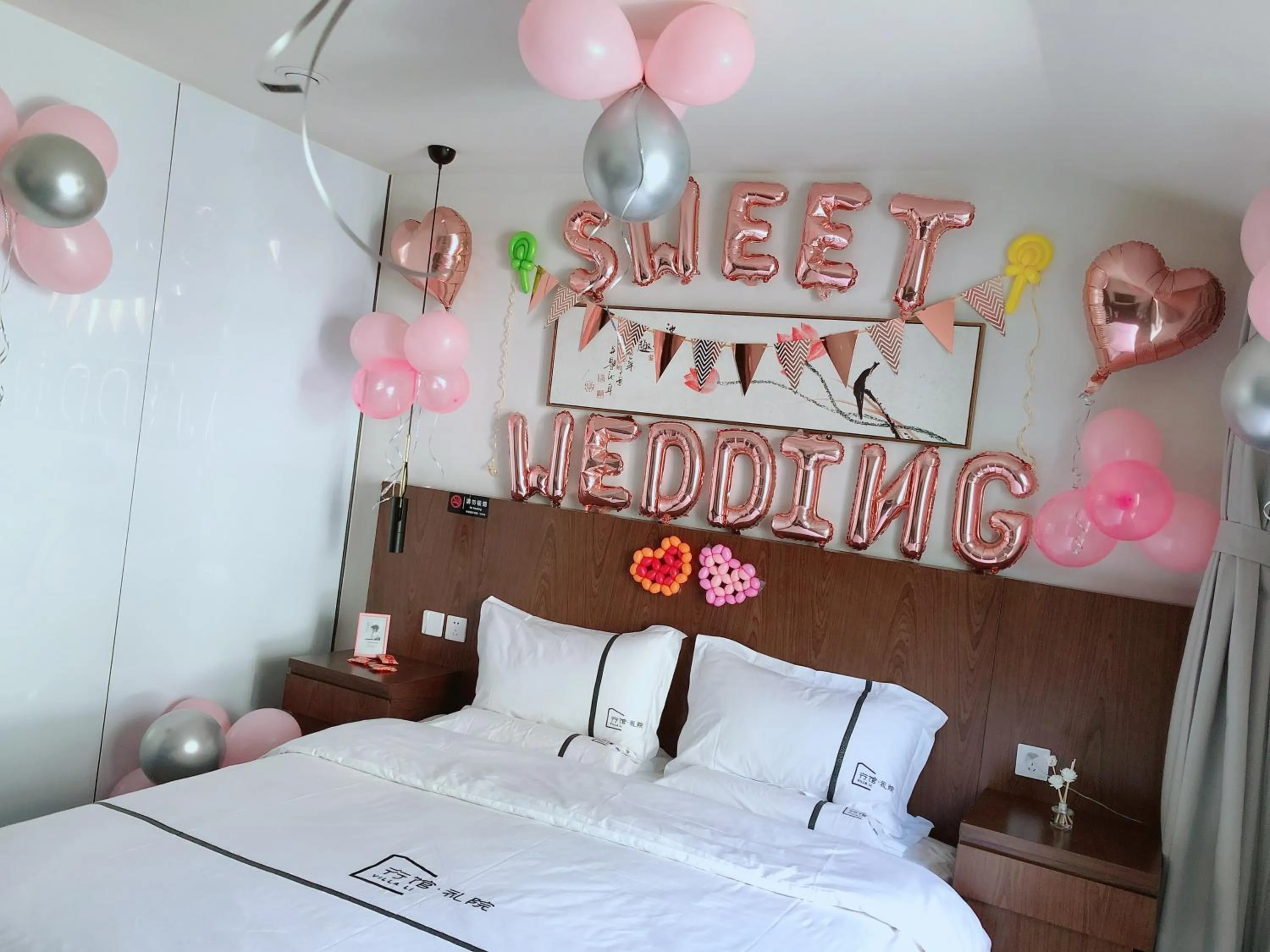 Photo of the whole room, Bed in Xingshe Alley Courtyard Hotel Beijing Wangfujing Forbidden City Branch - Breakfast included & English speaking reception & Free WiFi and Laundry room & Hutong Culture & Cat-keeping & Flower-growing Terrace & One day tour service & Free coffee