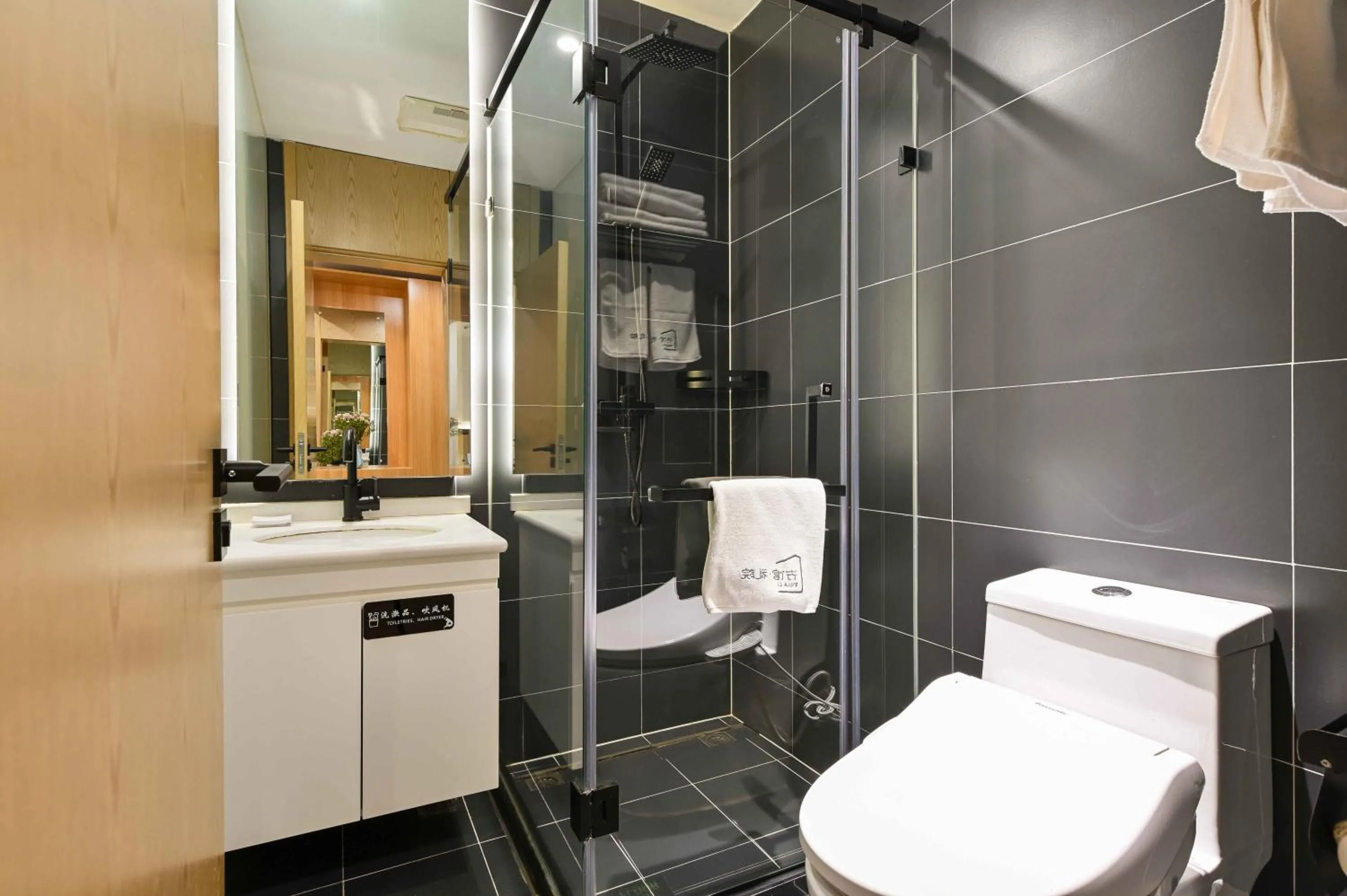 Xingshe Alley Courtyard Hotel Beijing Wangfujing Forbidden City Branch - Breakfast included & English speaking reception & Free WiFi and Laundry room & Hutong Culture & Cat-keeping & Flower-growing Terrace & One day tour service & Free coffee