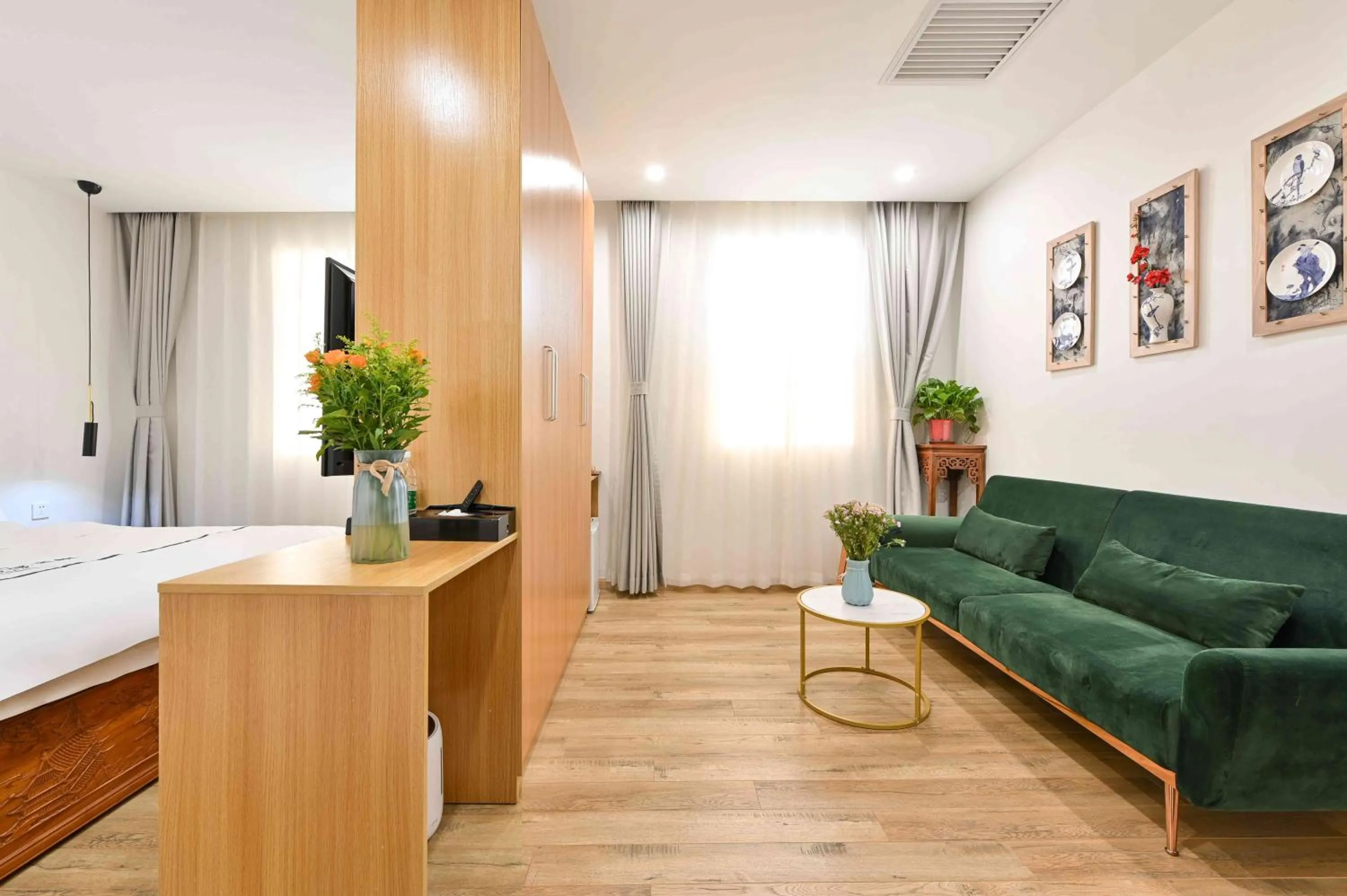 Bed in Xingshe Alley Courtyard Hotel Beijing Wangfujing Forbidden City Branch - Breakfast included & English speaking reception & Free WiFi and Laundry room & Hutong Culture & Cat-keeping & Flower-growing Terrace & One day tour service & Free coffee